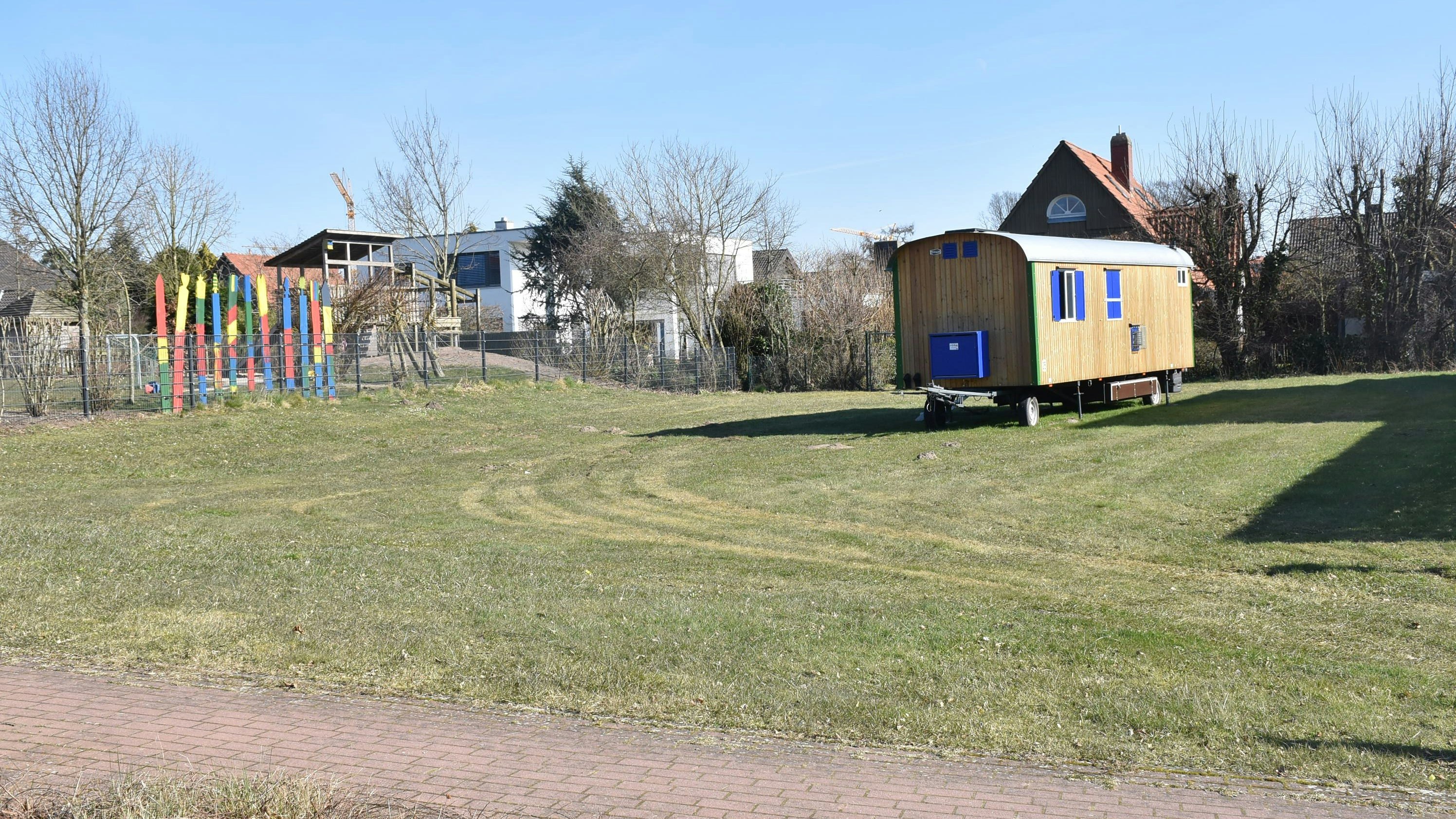Noch steht dort ein Bauwagen: Auf dem unbebauten städtischen Grundstück an der Josefstraße sollen Container für eine weitere Notgruppe für Kinder über 3 Jahre sowie für eine Krippengruppe entstehen. Foto: Lammert
