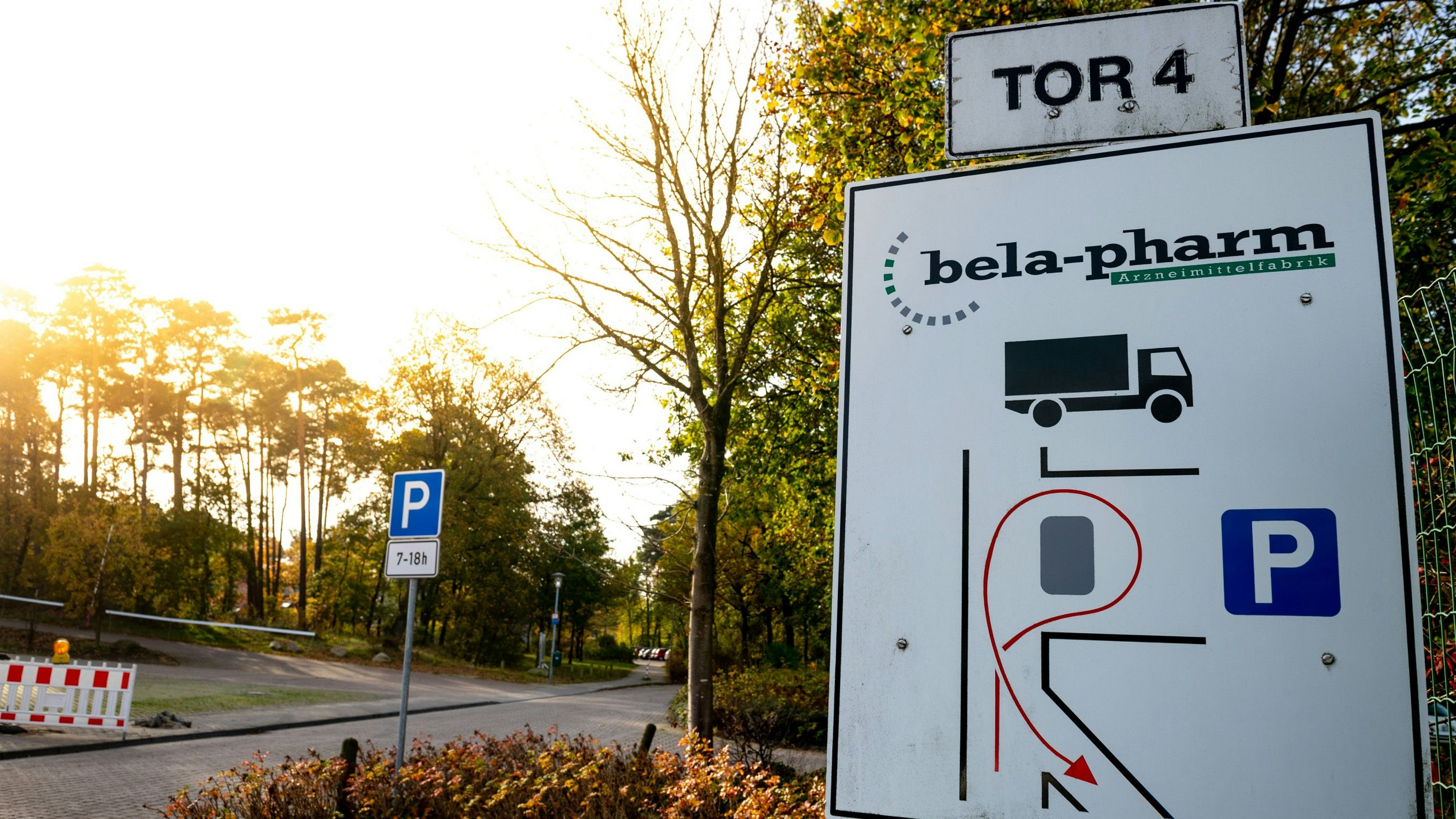 Bela-Pharm hat seinen Hauptstandort direkt neben dem Zentrum des Oldenburger Pferdezucht-Verbands an der Grafenhorststraße. Der Verband nutzt die angrenzenden Parkflächen vor allem bei Großveranstaltungen. Foto: Chowanietz