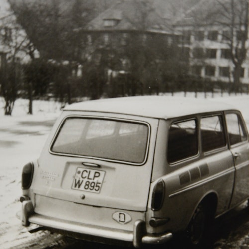 Ende der 60er-Jahre in Cloppenburg: Ein Variant Combi. Im Hintergrund ist das Clemens-August-Gymnasium zu sehen. Foto: ArchivSusanne Möller