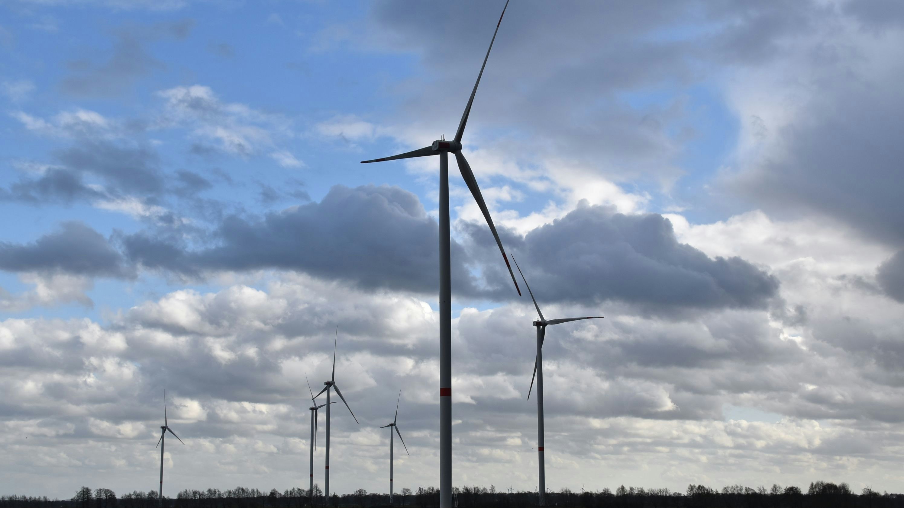 Deutlich mehr Leistung: Die Firma Alterric will den Windpark in Nellinghof repowern. Die neuen Anlagen sollen eine Leistung von je 4,2 Megawatt haben. Foto: Lammert