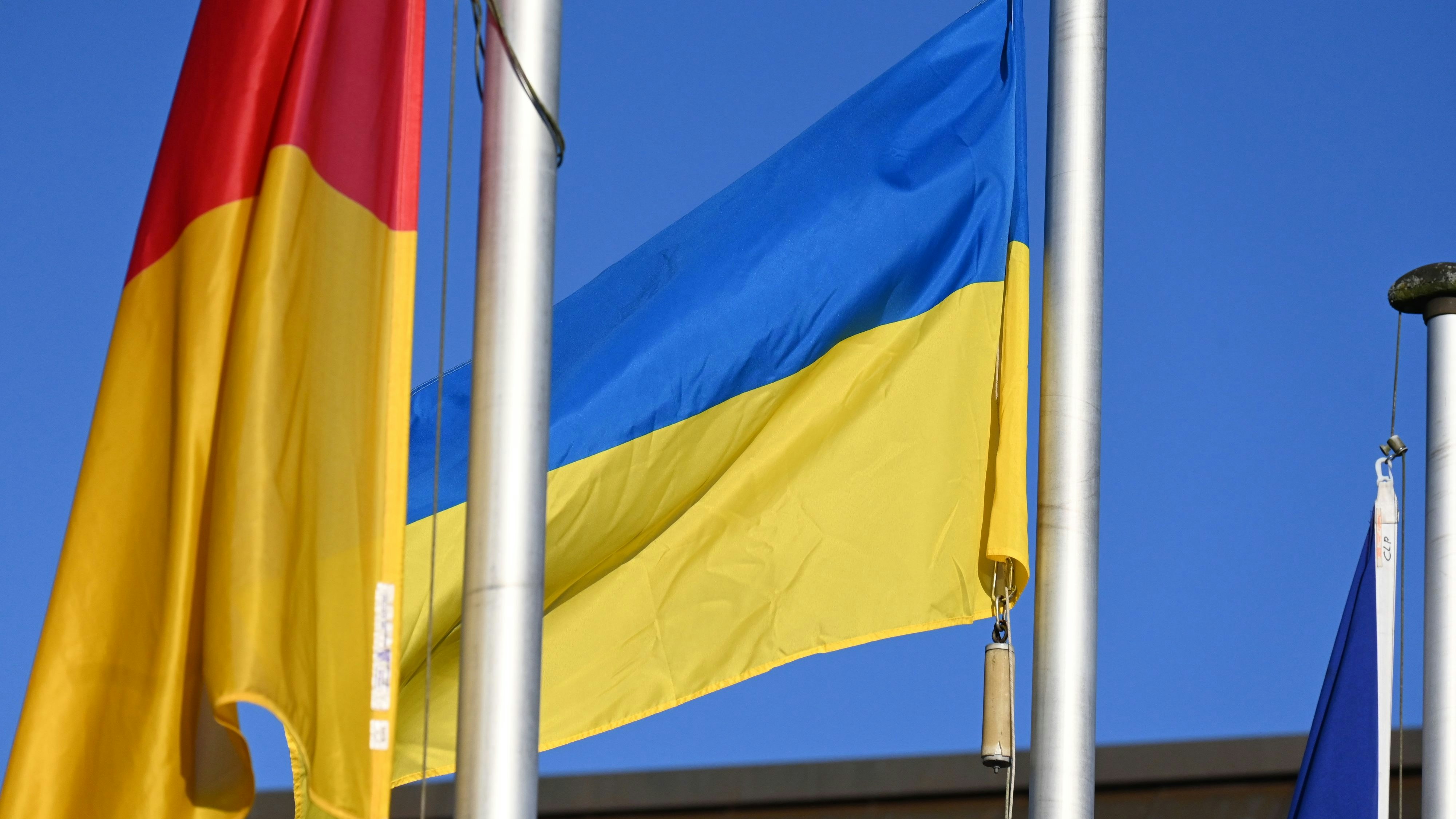 Geflaggt: An vielen öffentlichen Gebäuden ist momentan die Flagge der Ukraine gehisst. Foto: Thomas Vorwerk