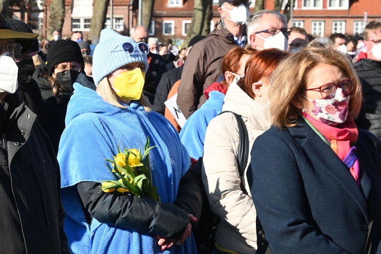 Mit Kleidung, Fahnen und Transparenten zeigten sich die Menschen in Cloppenburg solidarisch. Foto: Vorwerk