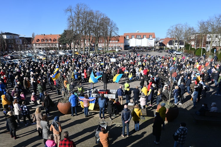 Mobilisiert: Mehrere hundert Menschen waren zum Platz vor der Roten Schule in Cloppenburg gekommen. Foto: Vorwerk