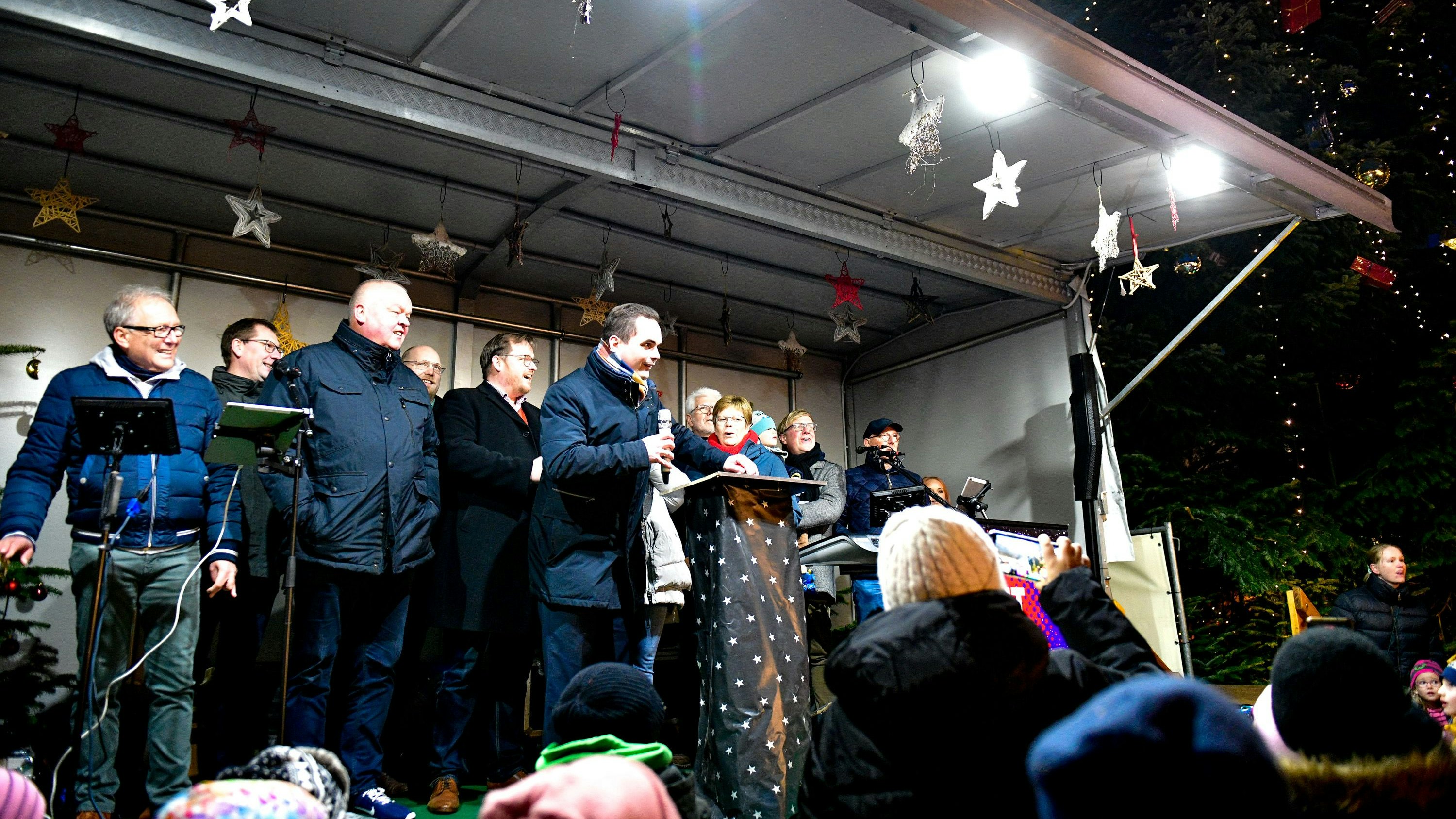 Licht an: Bürgermeister Kristian Kater und der Marktausschuss des Stadtrats haben den Weihnachtsmarkt offiziell eröffnet. Foto: Chowanietz