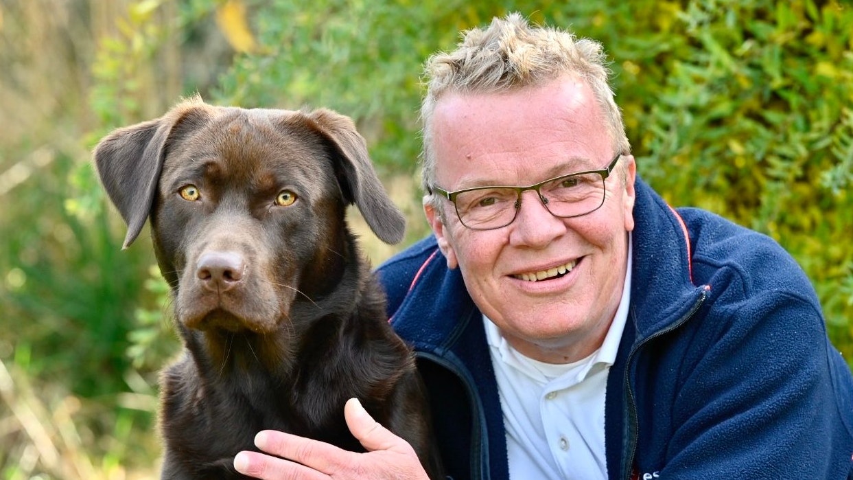 Jürgen Trumme mit seinem Labrador Keek. Foto: M. Niehues