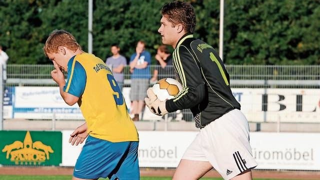 Starker Torwart: Thomas Wegmann (rechts) spielte viele Jahre lang für seinen Heimatklub BV Cloppenburg und gegen Ende der Karriere noch beim TuS Emstekerfeld (links Sascha Thale). Foto: Wulfers