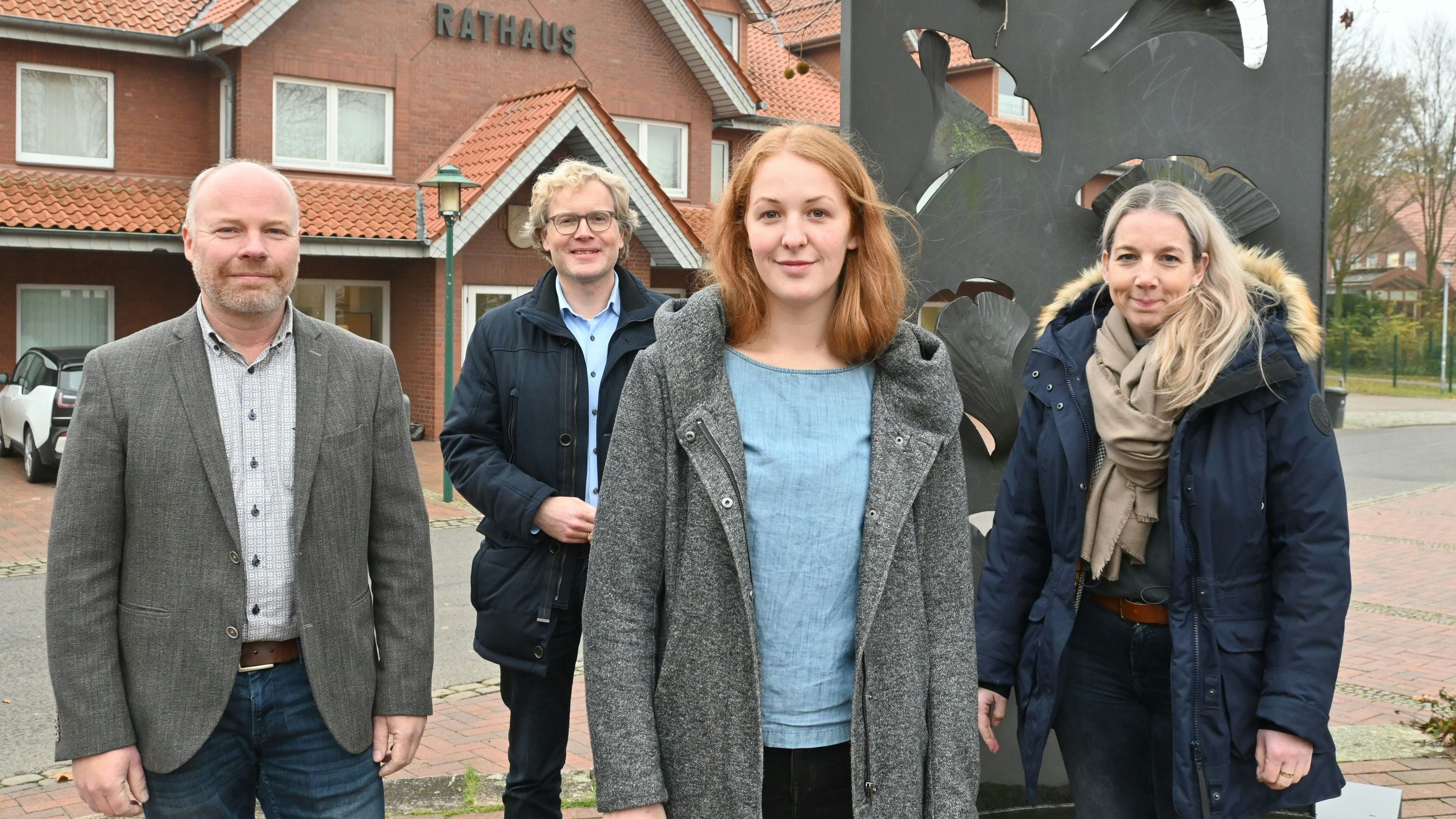 Freuen sich über das neue Angebot: Heidjer Schwegmann (von links), Bürgermeister Marcus Brinkmann, Kim Behrend und Britta Bußmann-Osterkamp. Foto: Vorwerk
