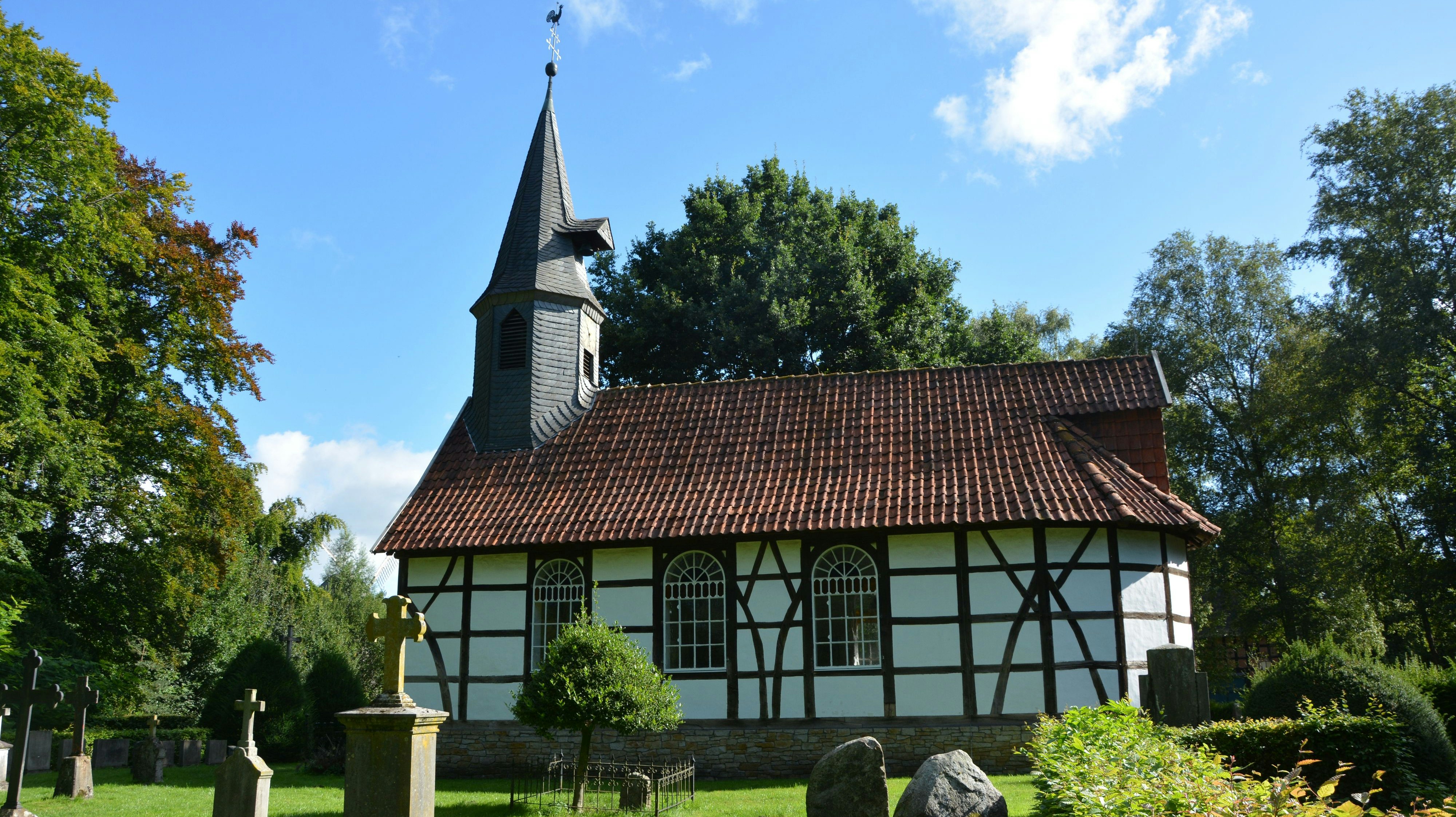 Aus dem Jahr 1699: Die Kirche wurde in Klein Escherde im Kreis Hildesheim gebaut. Foto: Hermes