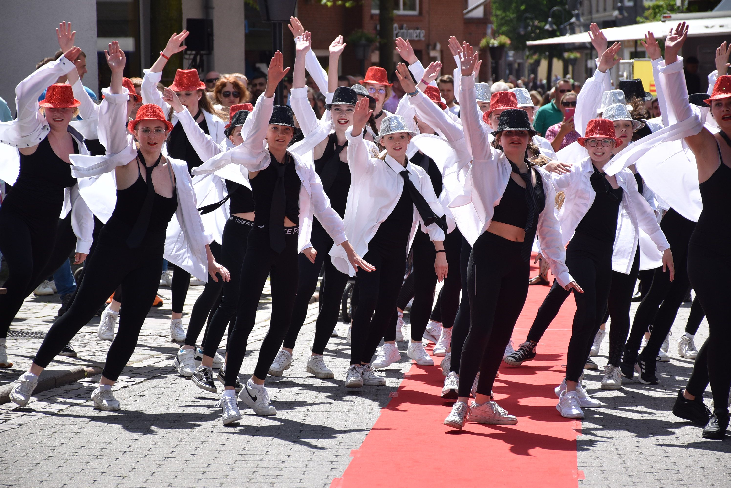 Ein Hingucker: Schülerinnen der Tanzwerkstatt Iris Scheding veranstalten in der Innenstadt einen Flashmob. Foto: Lammert