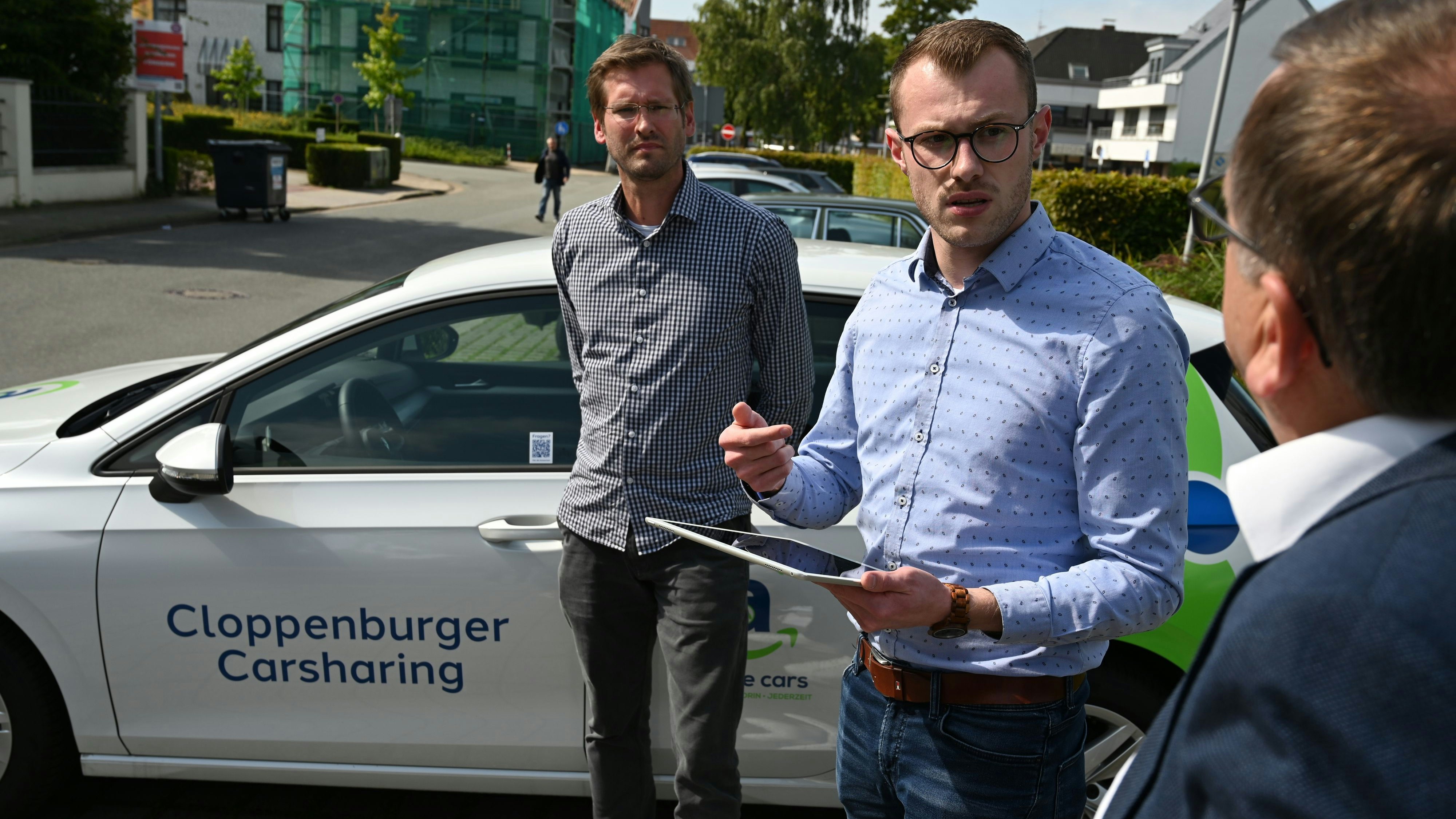 Projektvorstellung: Andreas Raker (von links) und Dennis Schrandt zeigen Bürgermeister Dr. Wolfgang Wiese das System. Foto: Hermes