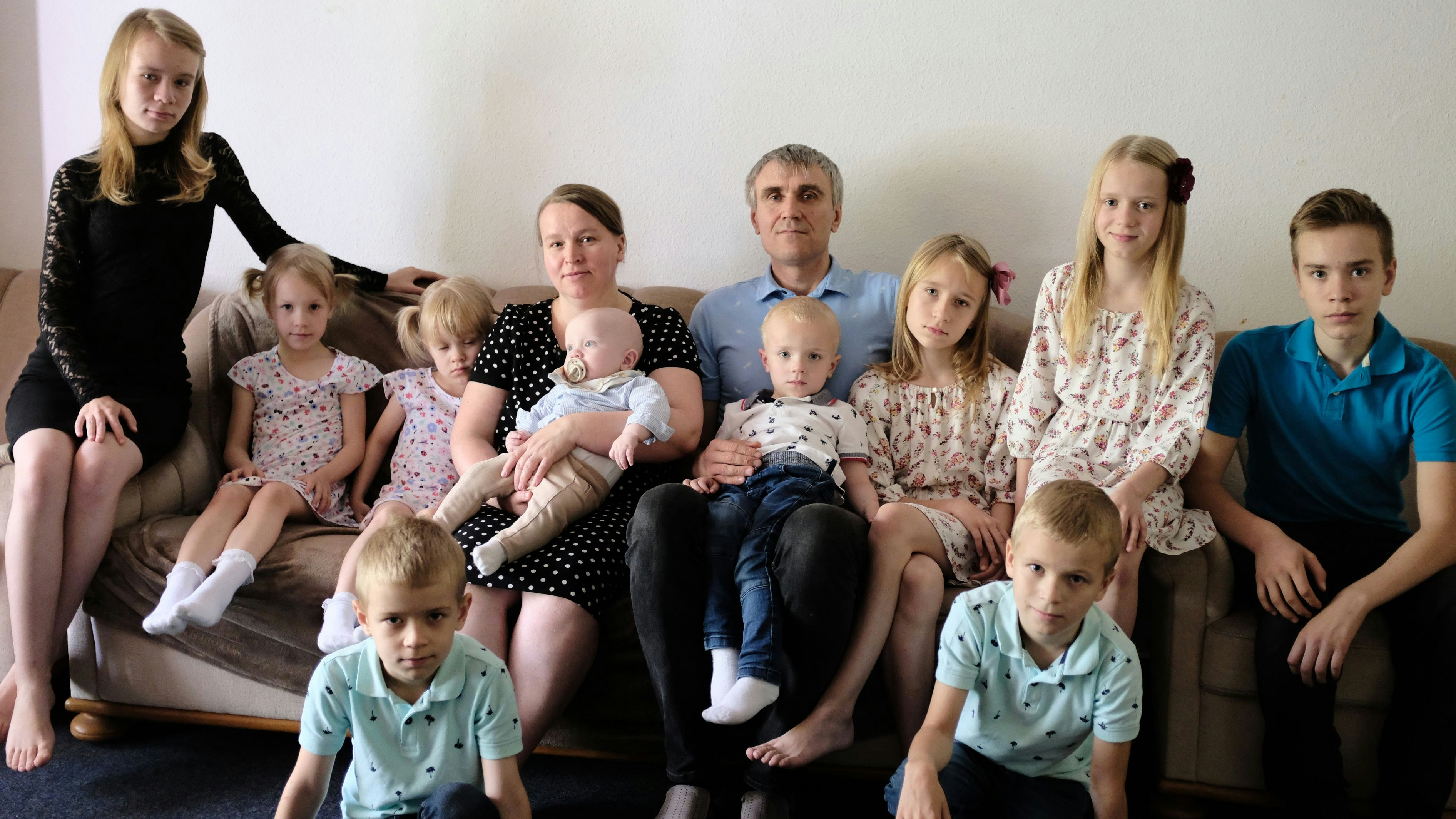 Auf der Suche: Weil das Haus in der Echstraße abgerissen wird, suchen Swetlana und Anatoli Dzubenko für sich und ihre zehn Kinder eine neue Wohnung. Foto: Niemeyer