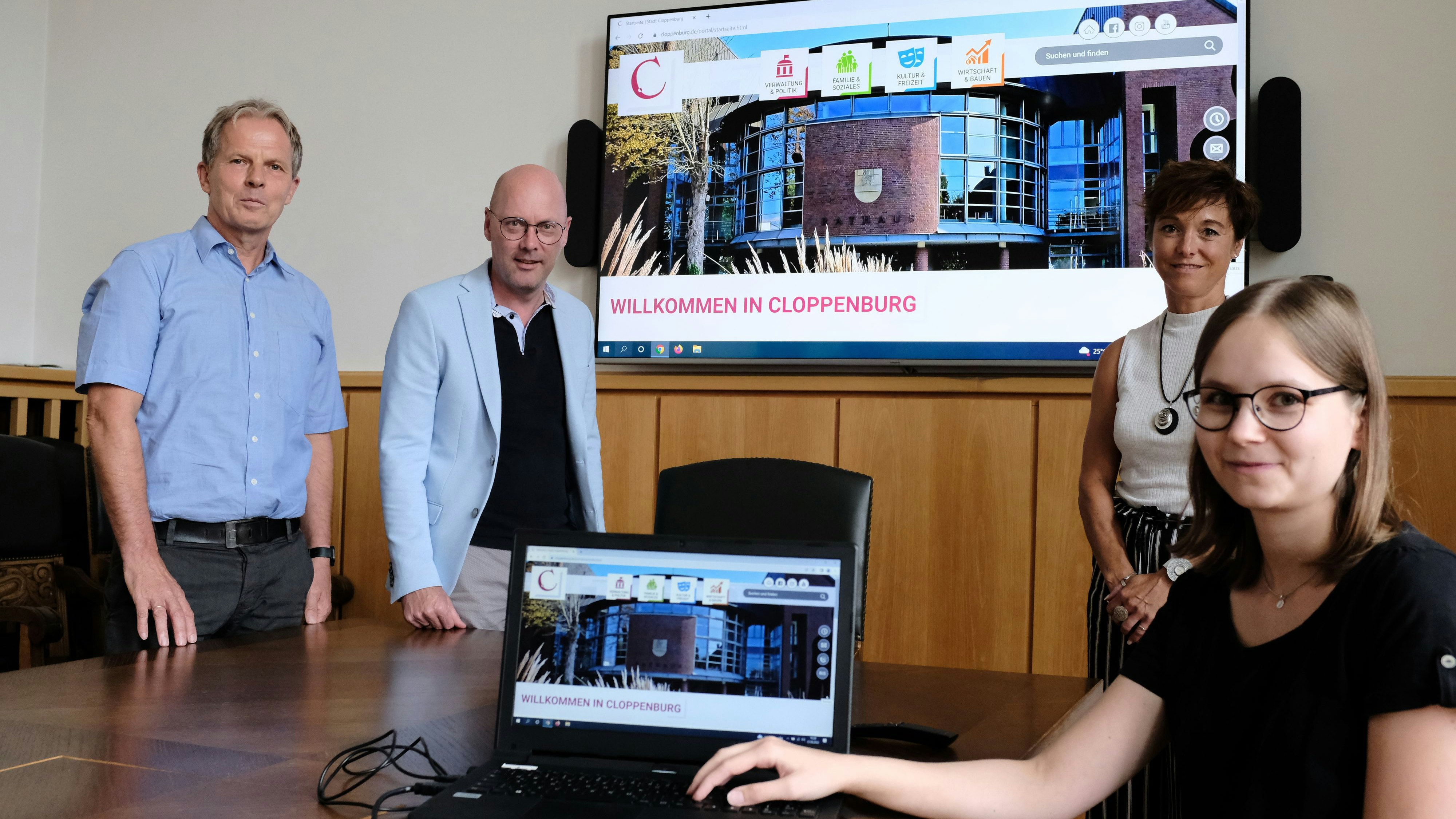 Stellten die neue Website vor: Hartwig Gentzsch (von links), Bürgermeister Neidhard Varnhorn, Martina Ewen und Jana Lange. Foto: Niemeyer