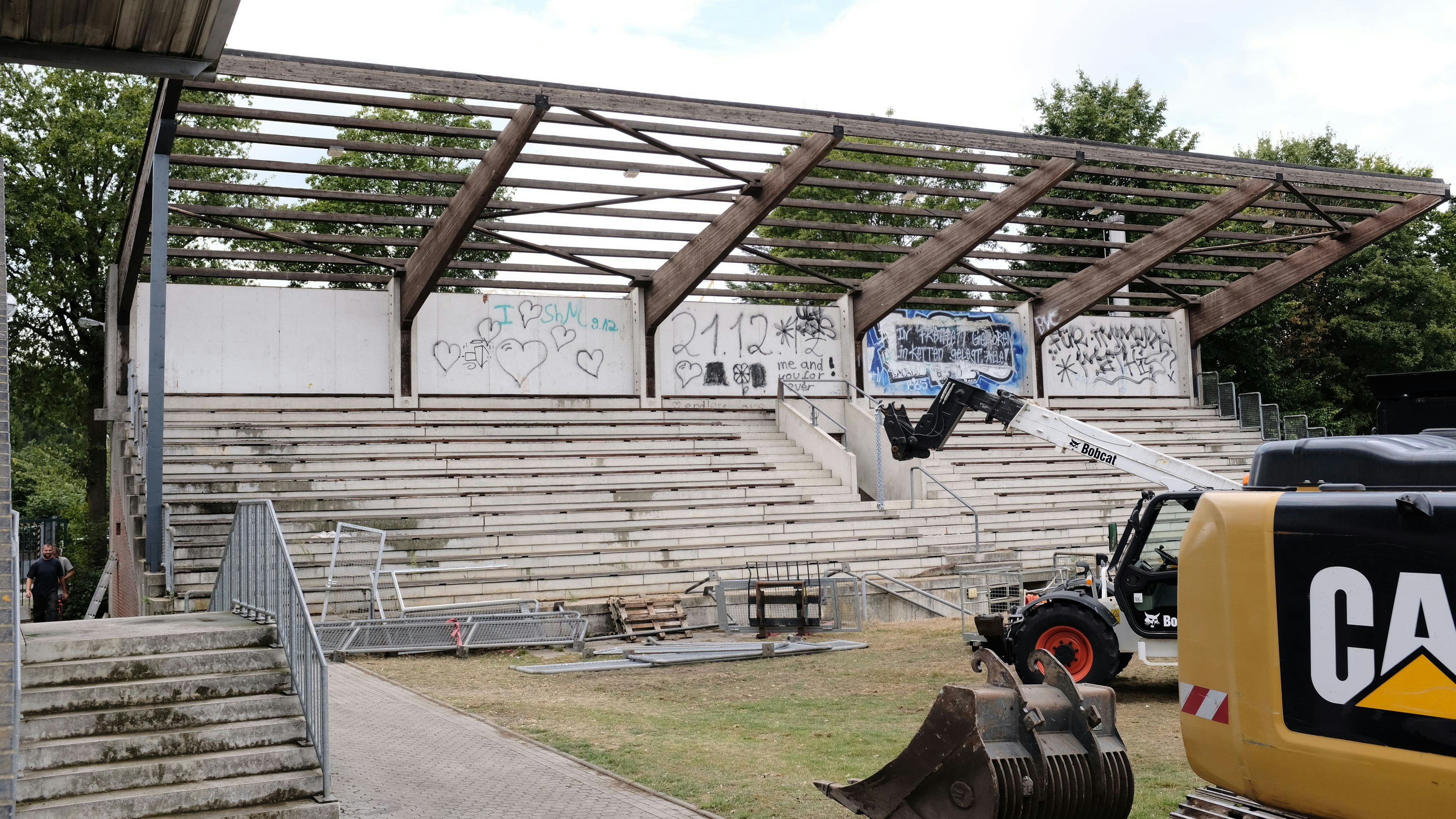Noch steht sie: die alte Tribüne im Cloppenburger Stadion. Foto: Niemeyer