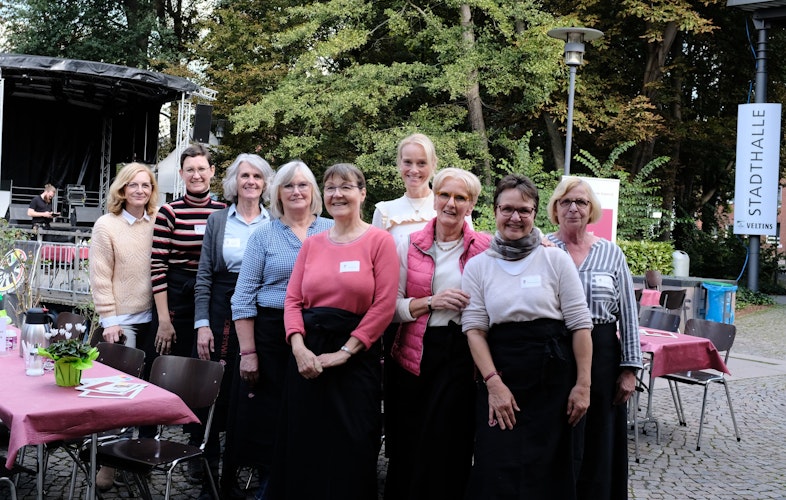 Zahlreiche Vereine vertreten: Mitarbeiterinnen des Sozialdienstes katholischer Frauen haben einen Stand vor der Stadthalle aufgebaut. Foto: Niemeyer