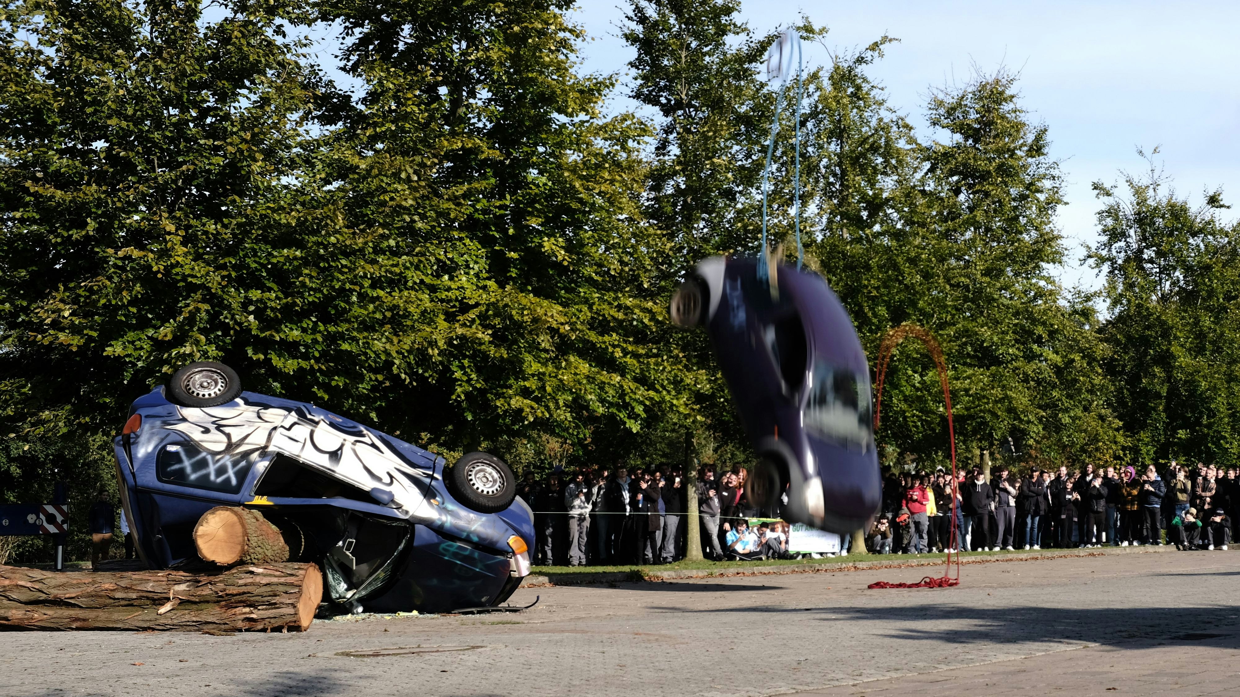 Aufprall mit 70 km/h: Der Kleinwagen fiel frontal aus 20 Metern Höhe zu Boden. Foto: Niemeyer