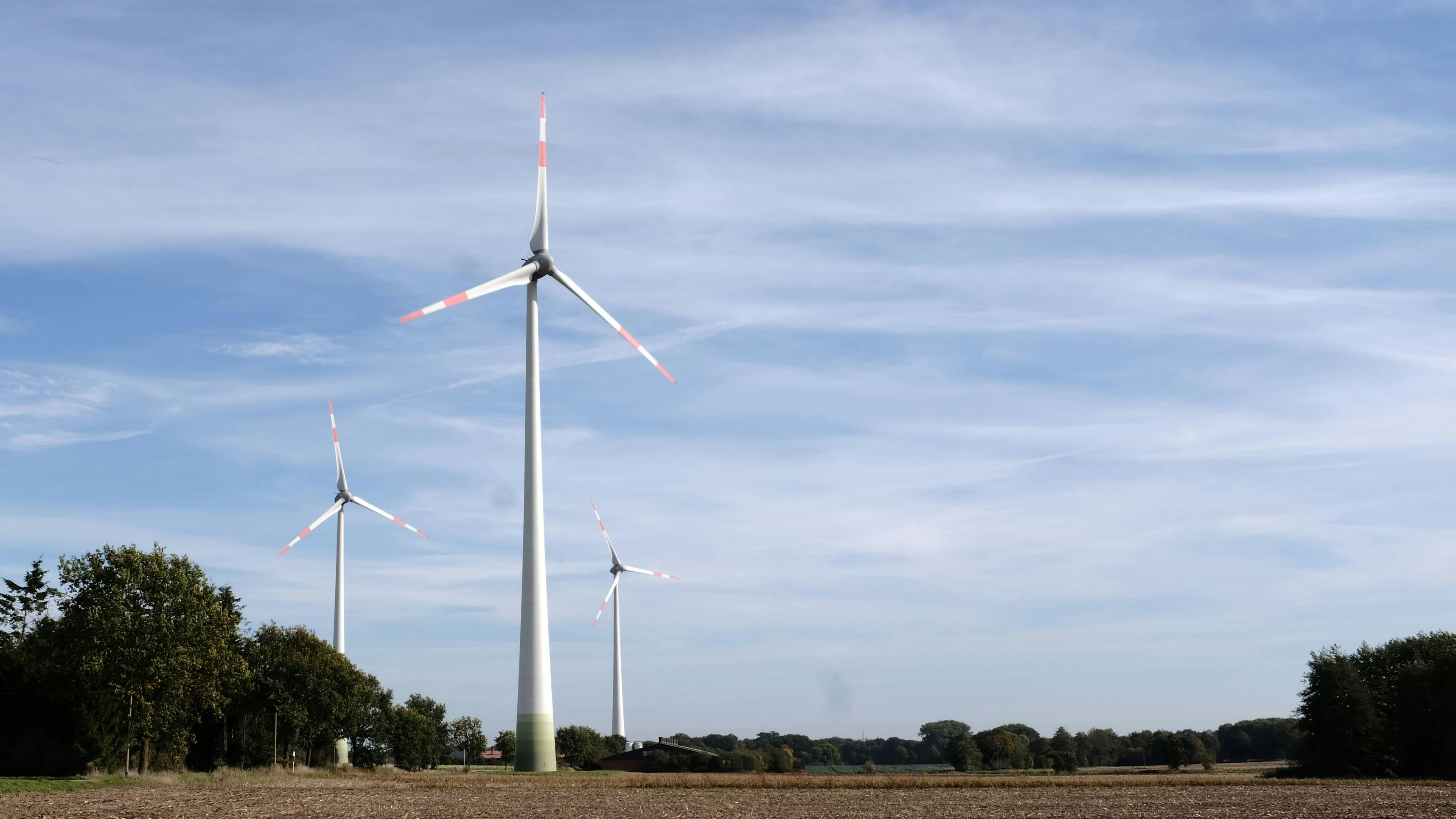 2011 gebaut: Der einzige Windpark der Stadt Cloppenburg steht in Stapelfeld, südlich des Frischehofs Lüske. Foto: Niemeyer