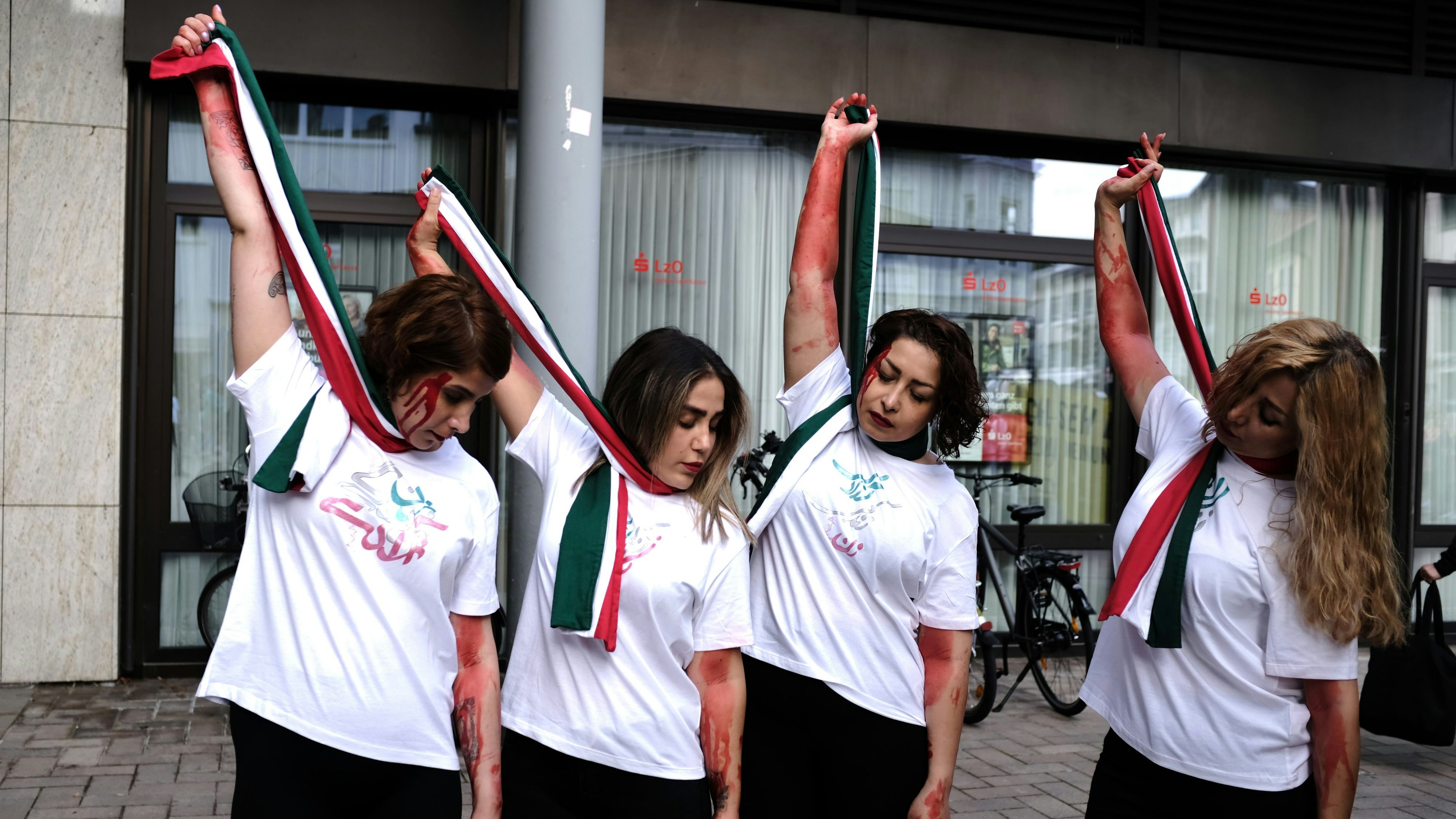 "Politische Gefangene im Iran werden gehängt": Die Tanzgruppe "Hoda Reihani" trat während der Kundgebung auf. Foto: Niemeyer