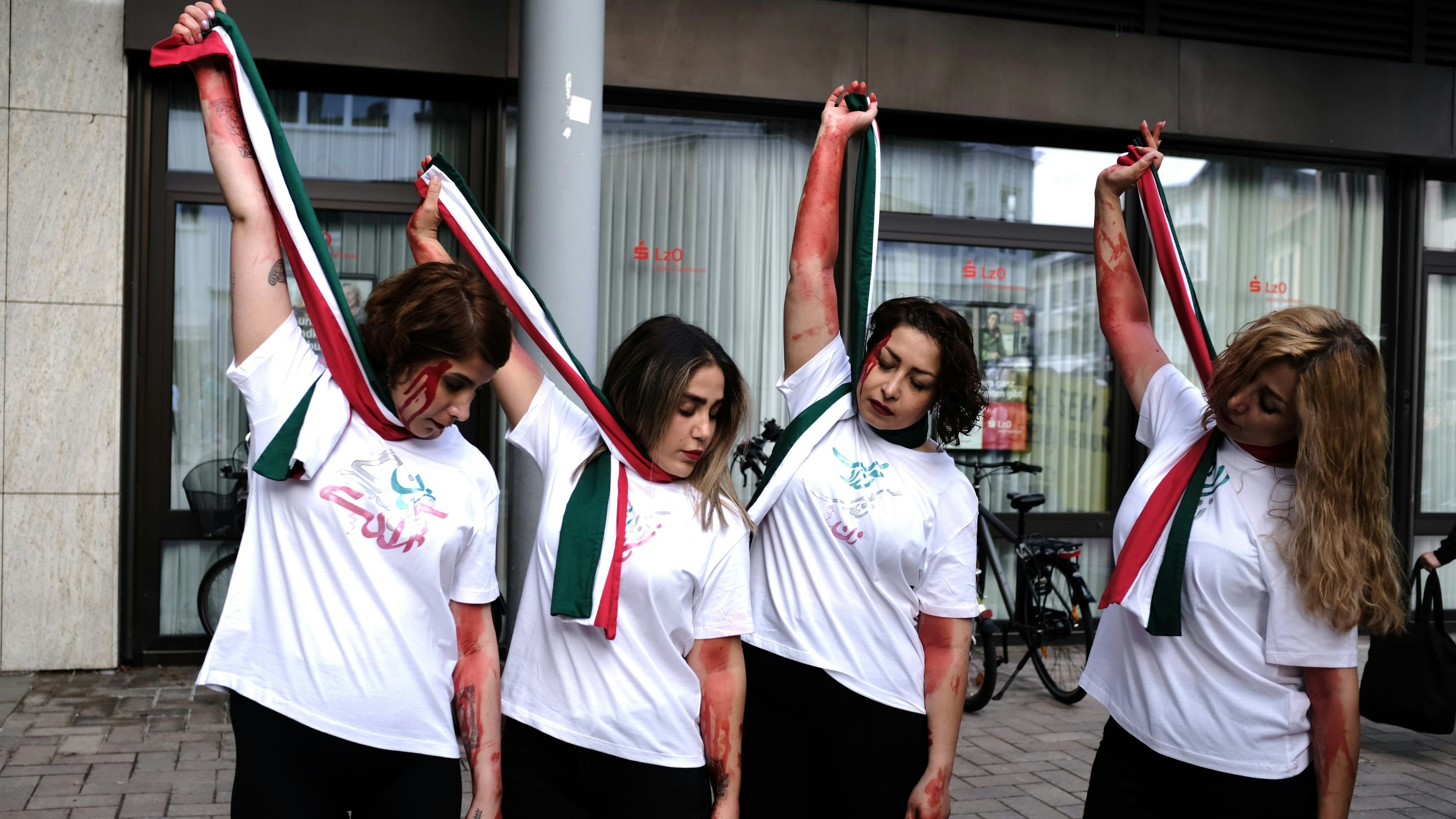 "Politische Gefangene im Iran werden gehängt": Die Tanzgruppe "Hoda Reihani" war während einer KundgebungEnde Oktober in Cloppenburg aufgetreten. Archivfoto: Niemeyer