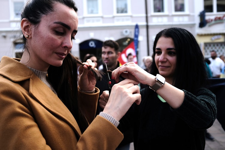 Eine symbolische Haarsträhne: Einige Frauen ließen sich vor Ort als Zeichen der Solidarität mit den Frauen im Iran Strähnen abschneiden. Foto: Niemeyer