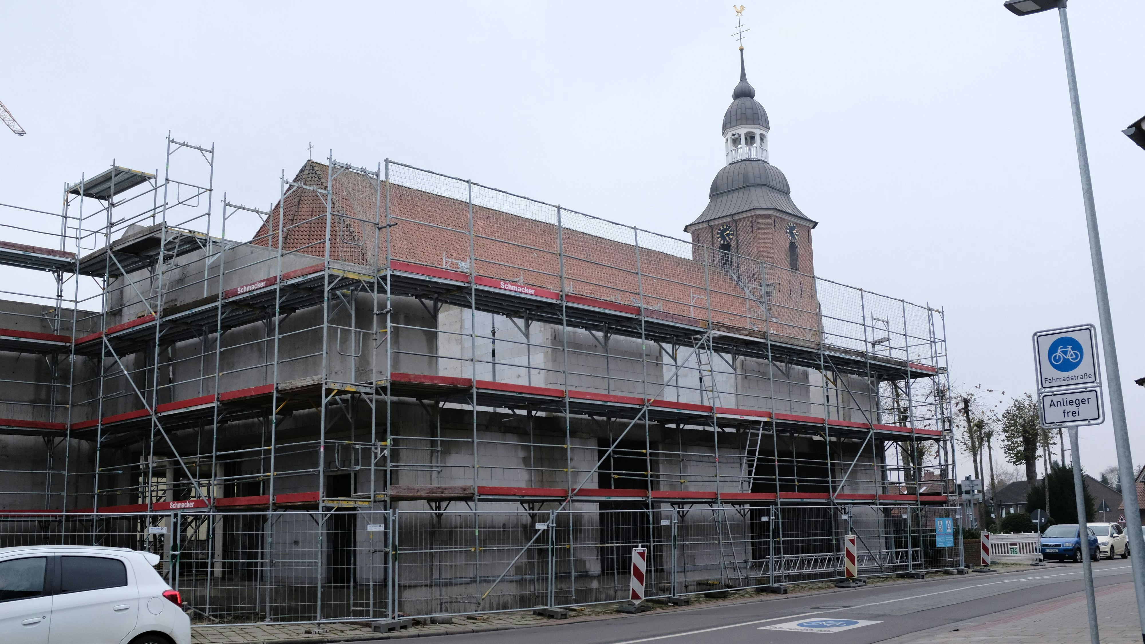 Der Rohbau steht schon: Im kommenden Sommer soll das neue Pfarrheim der St.-Andreas-Kirche seine Türen öffnen. Foto: Niemeyer