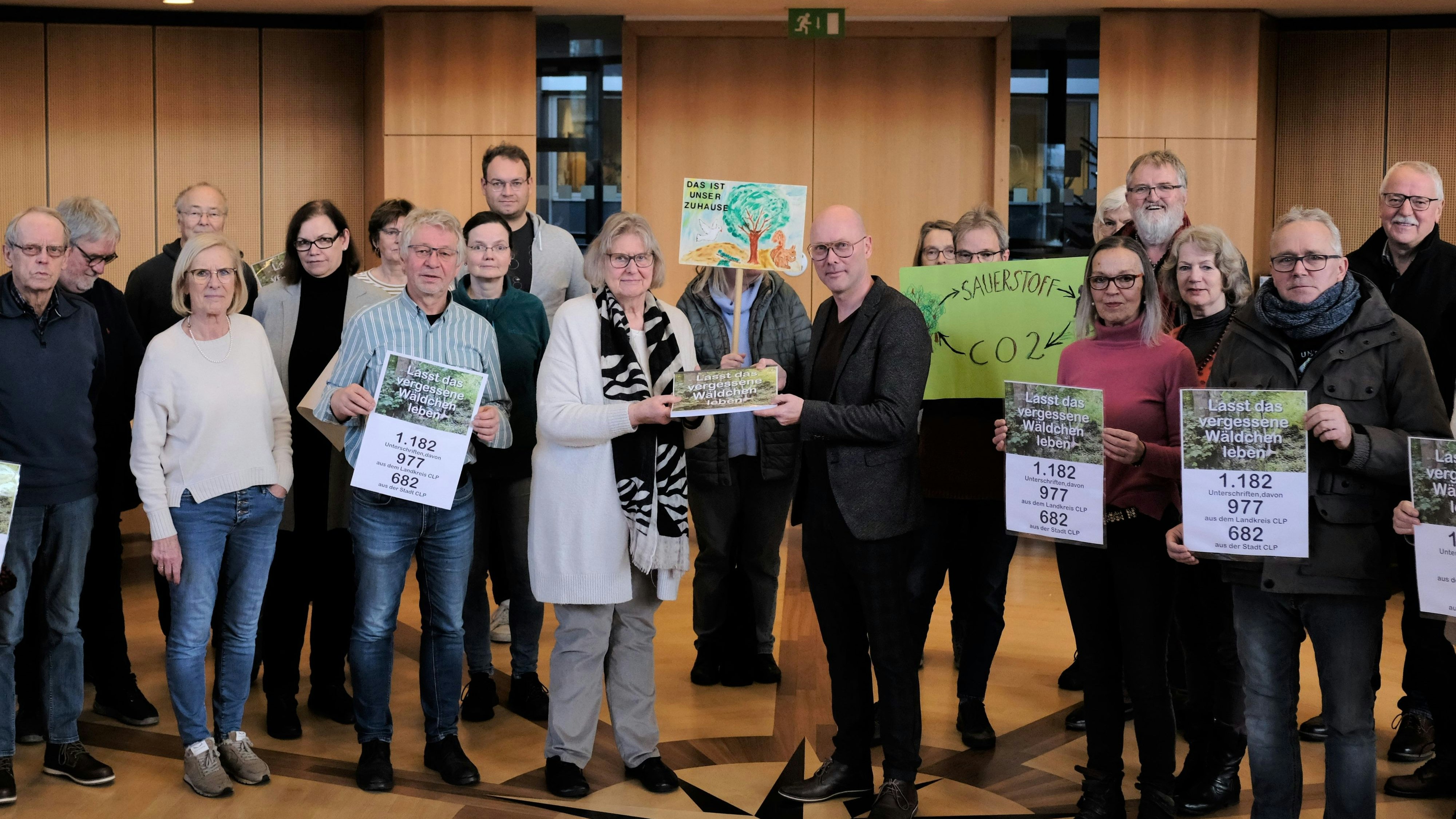 Mit viel Unterstützung im Ratssaal: Cordula Elsner überreicht Bürgermeister Neidhard Varnhorn die Unterschriften.&nbsp; Foto: Niemeyer