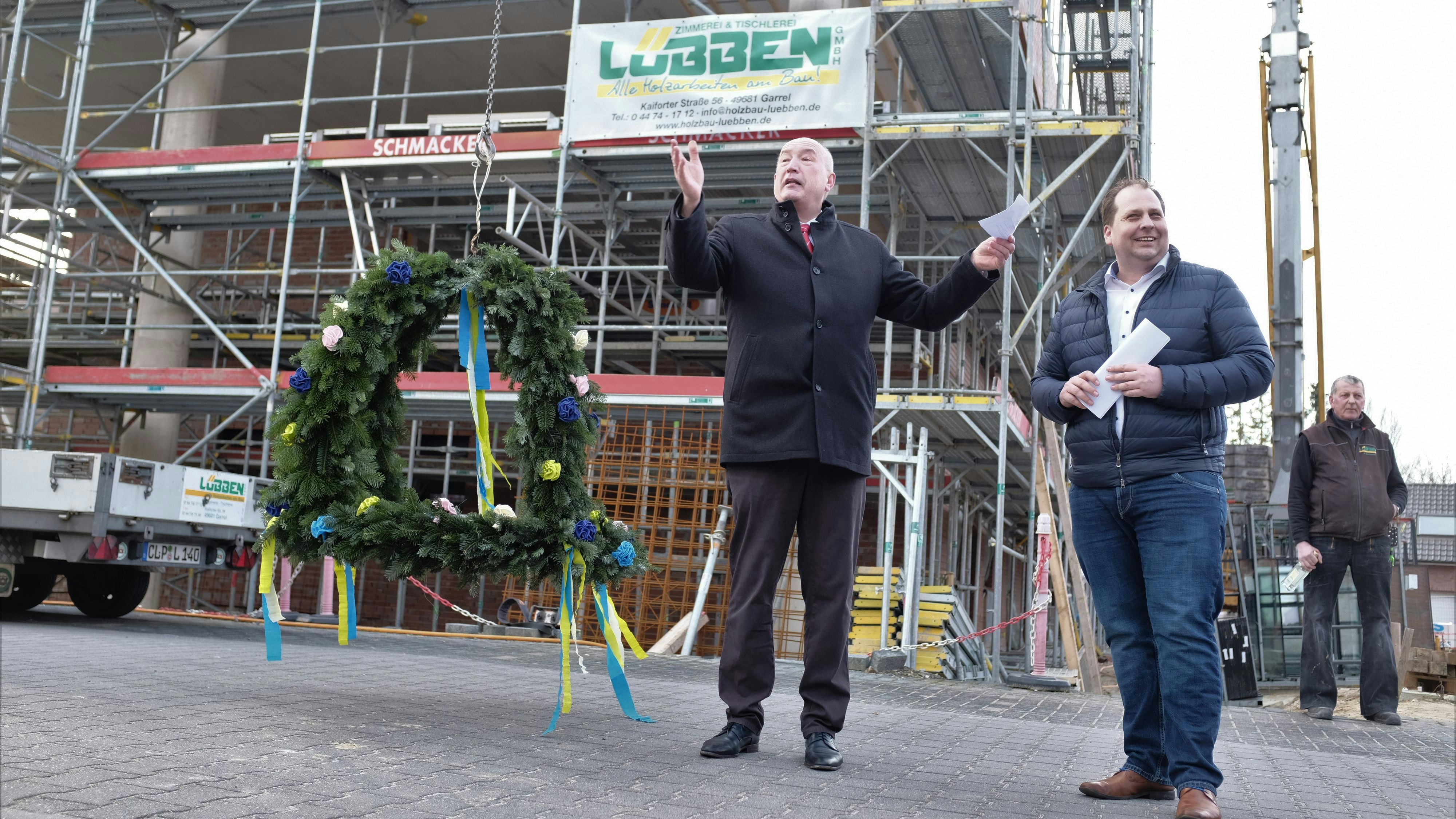 "Wir sind im Zeitplan": Der Vorstandsvorsitzende des DRK Cloppenburg, Bernhard Möller (links), und der Kreisgeschäftsführer Jan Hoffmann zeigen sich zufrieden mit dem Baufortschritt. Foto: Niemeyer
