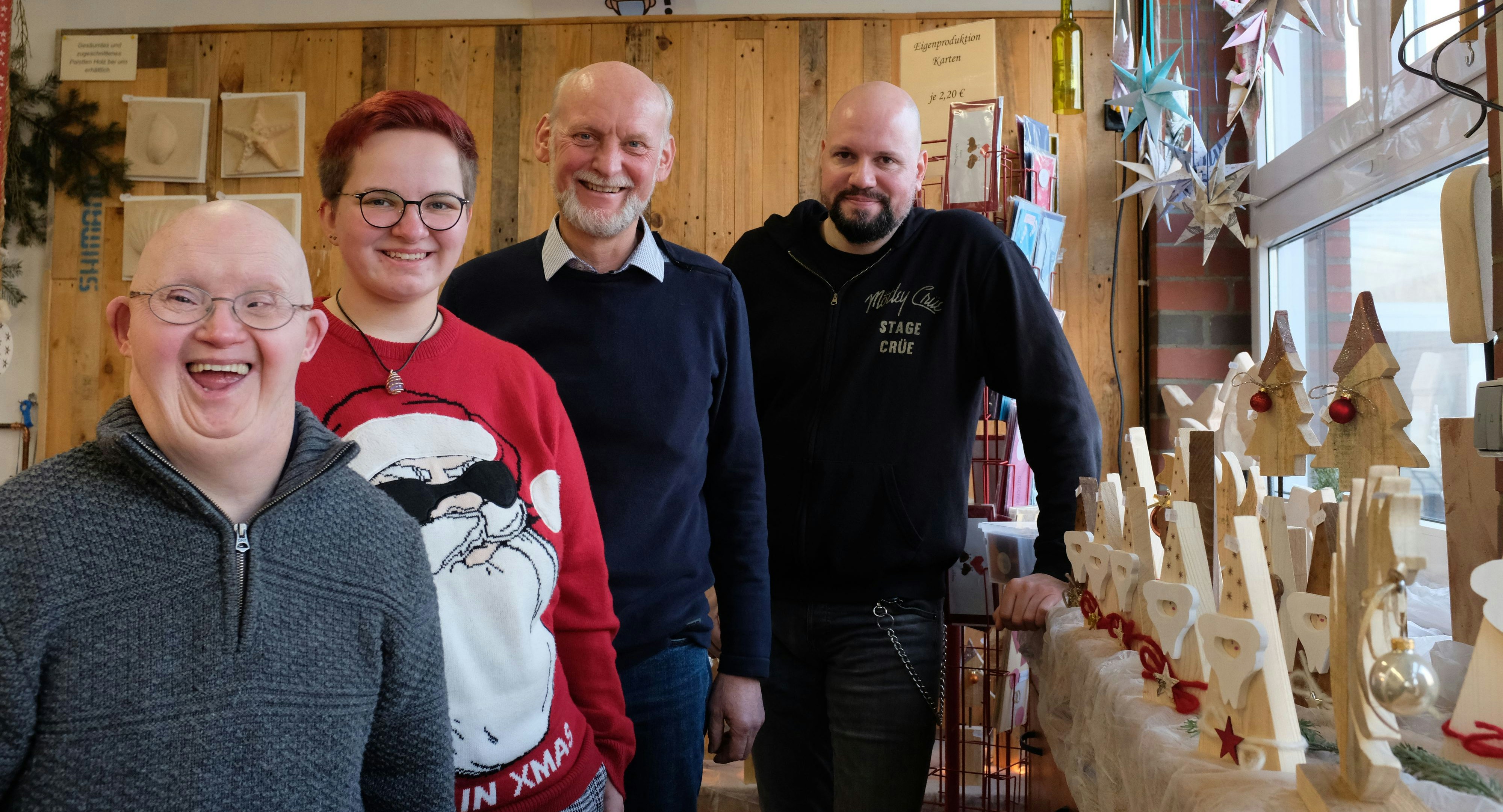Kümmerten sich um den Weihnachtsverkauf im Werkstattladen: Michael Witte (von links), Sarah Gabriel, Dieter Varnhorn und Andre Fischer. Foto: Niemeyer