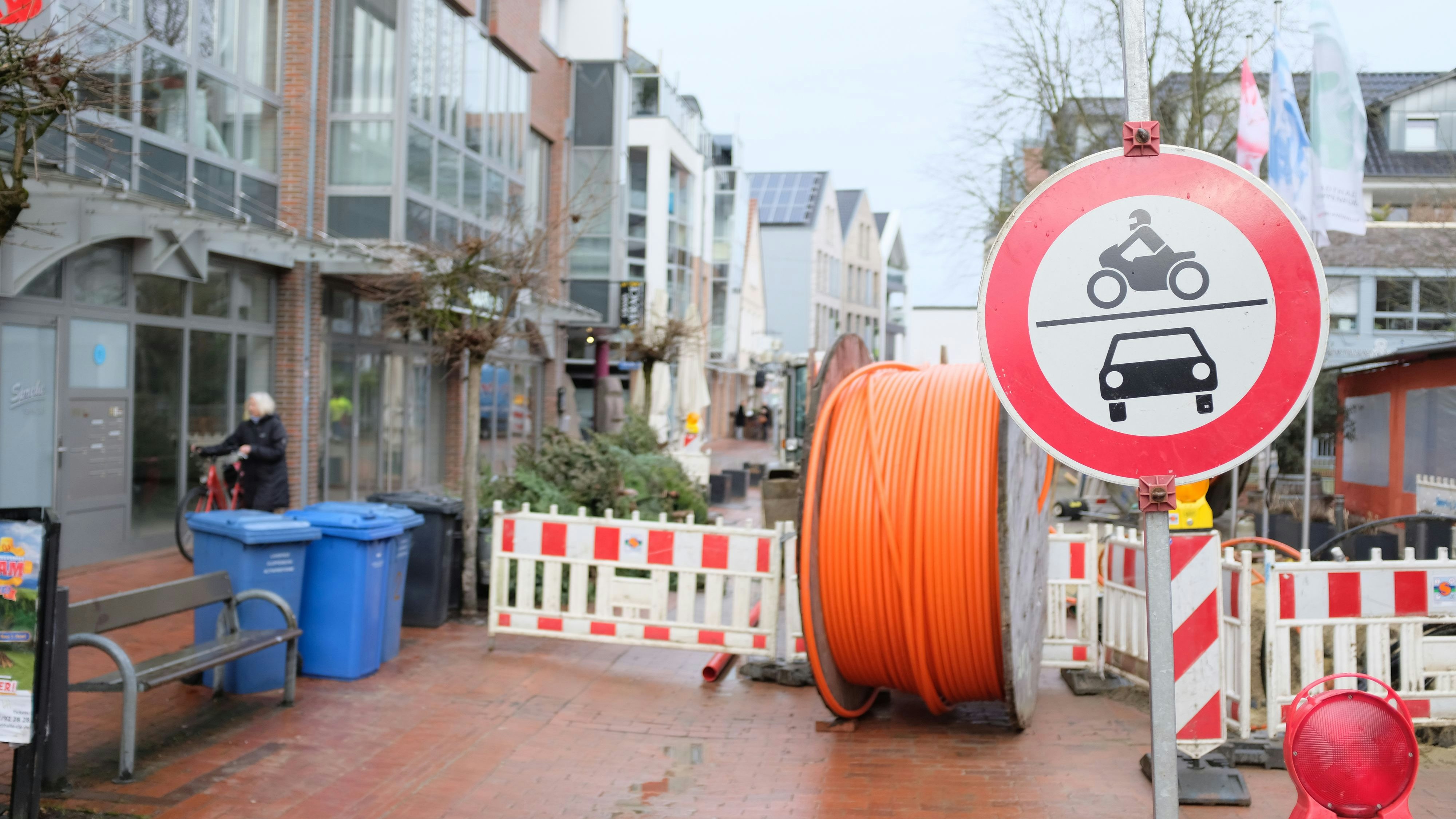 Für Autofahrer gesperrt: In der Mühlenstraße werden seit Dezember Versorgungsleitungen verlegt. Foto: Niemeyer