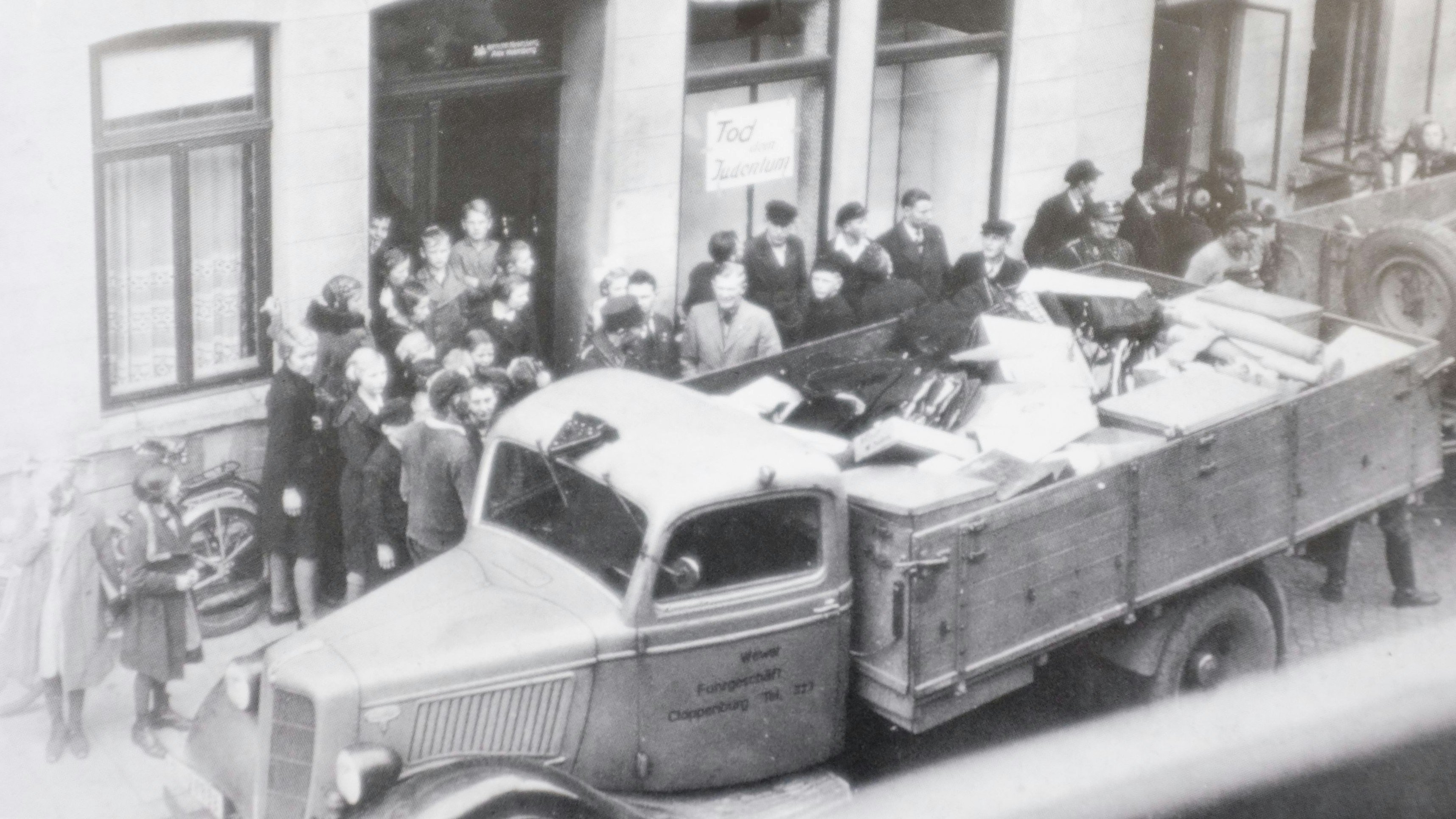 Auf dem anonym aufgenommenen Bild ist zu sehen, wie das Geschäft der Familie Heiersberg in der Lange Straße am 10. November 1938 geplündert wird. Foto:&nbsp;Nachlass Hans Hochgartz