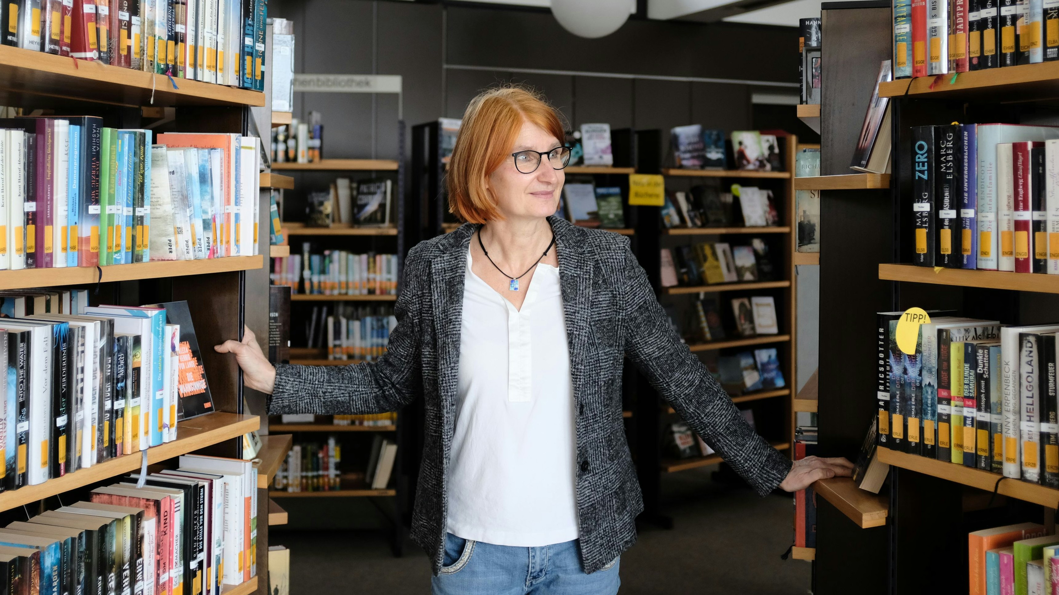 Über Leicester, Jülich und Aachen nach Cloppenburg: Stephanie Bohlem ist studierte Bibliothekarin und leitet seit einem Jahr die Katholische Bücherei.&nbsp; Foto: Niemeyer