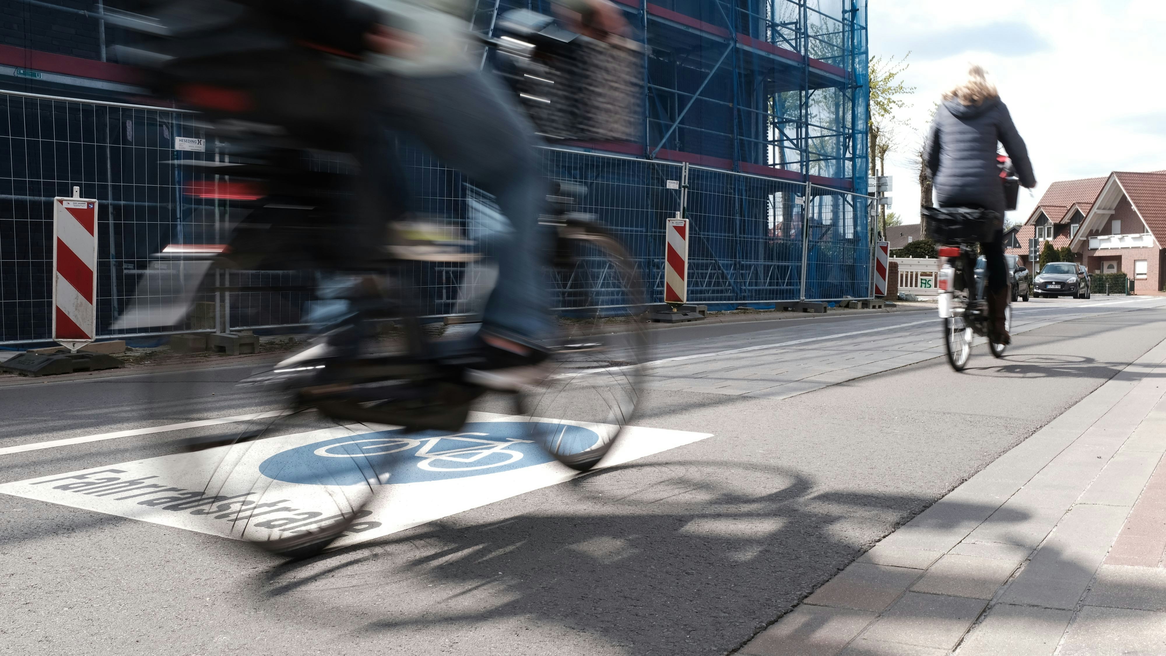 Wird ihrem Namen kaum gerecht: Zu oft müssen sich Radfahrer die Fahrradstraße in Cloppenburg mit Autos teilen. Foto: Niemeyer