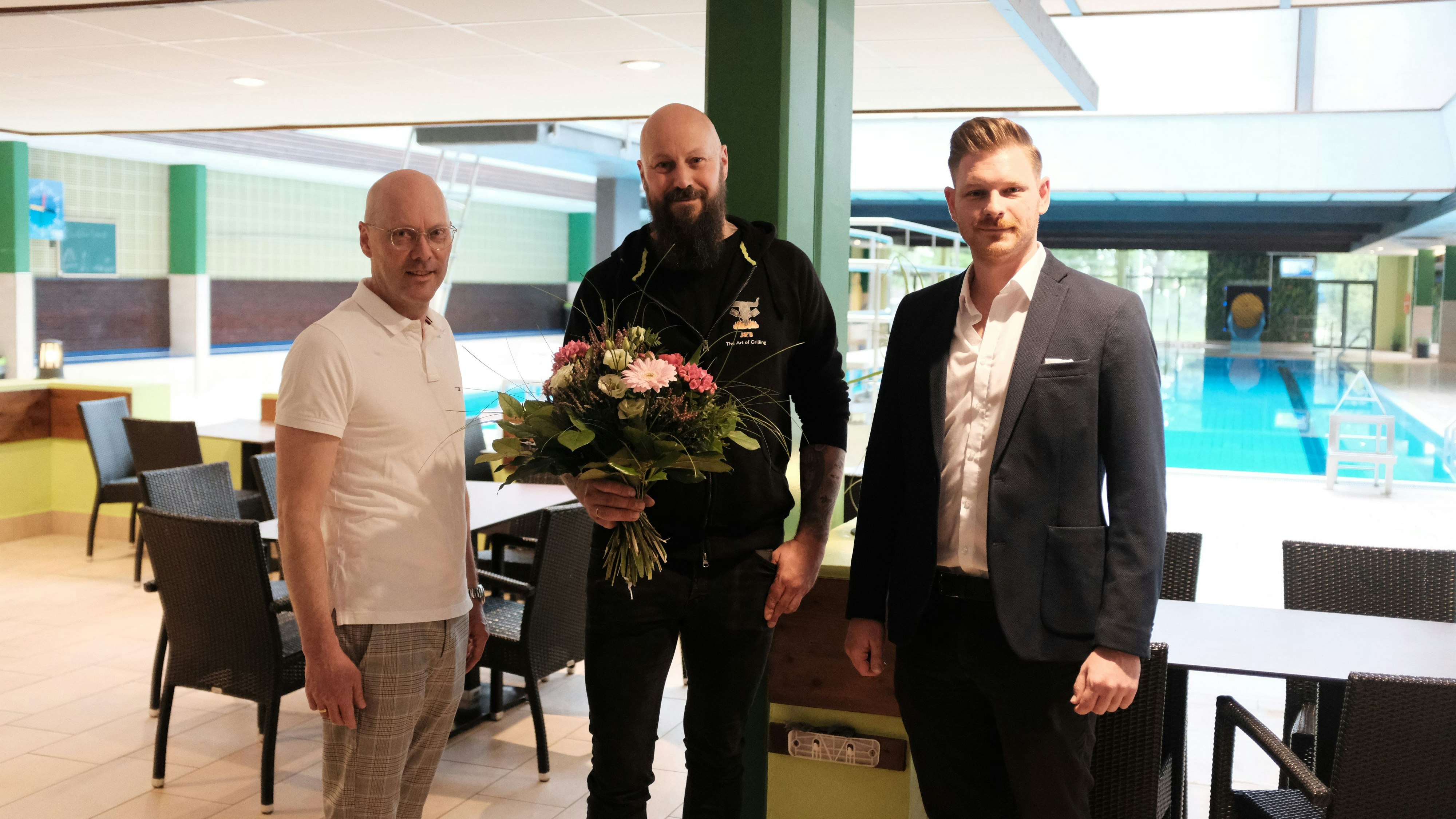 Hoffen auf eine erfolgreiche Zusammenarbeit: Bürgermeister Neidhard Varnhon (links), Gastronom Jürgen Büter und Soestebad-Betriebsleiter Bastian Tegenkamp. Foto: Niemeyer