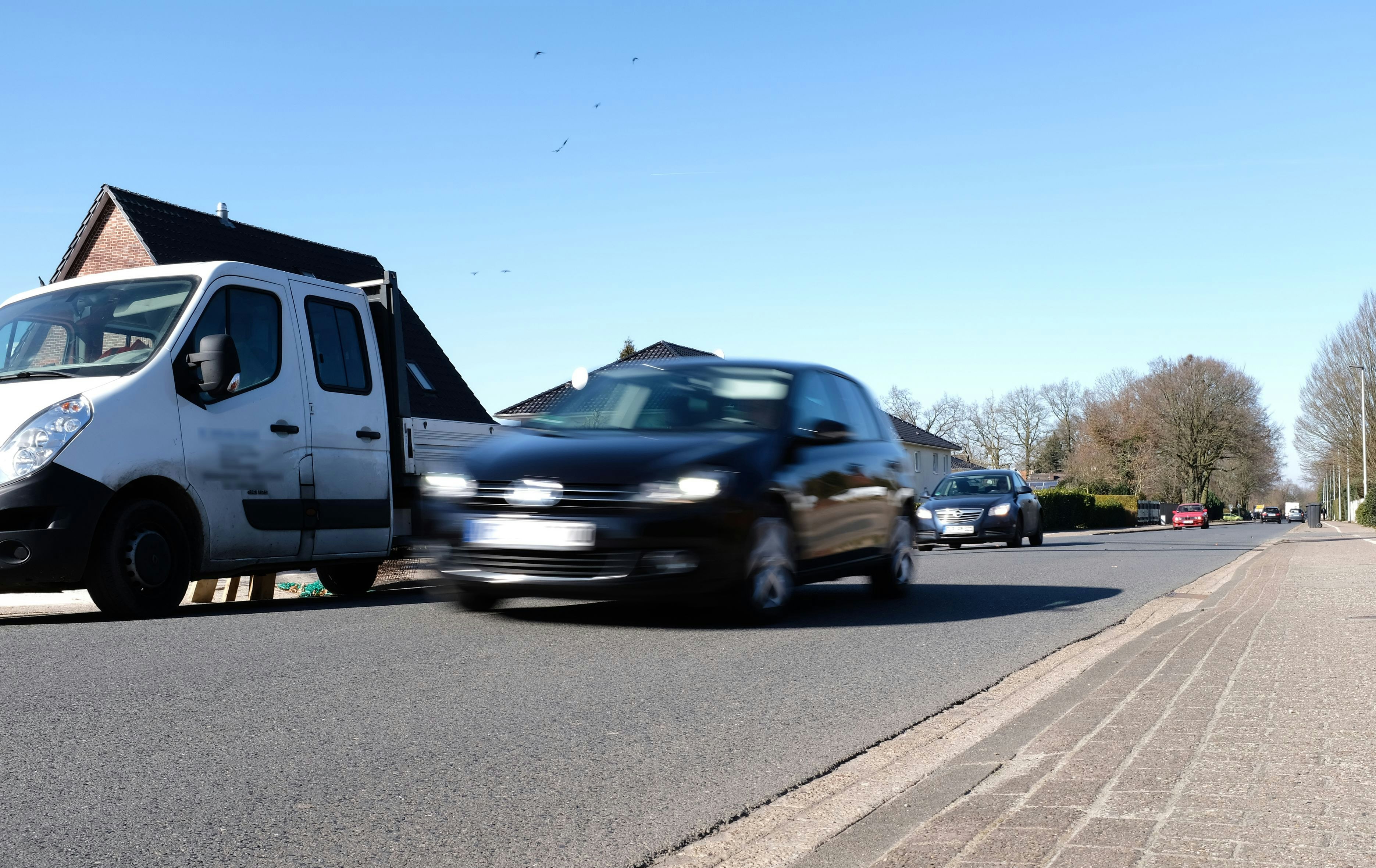 Brenzlige Situationen: Häufig zwingen Fahrer, die an den parkenden Autos vorbeifahren, entgegenkommende Fahrzeuge zu bremsen.&nbsp; Foto:&nbsp; Niemeyer