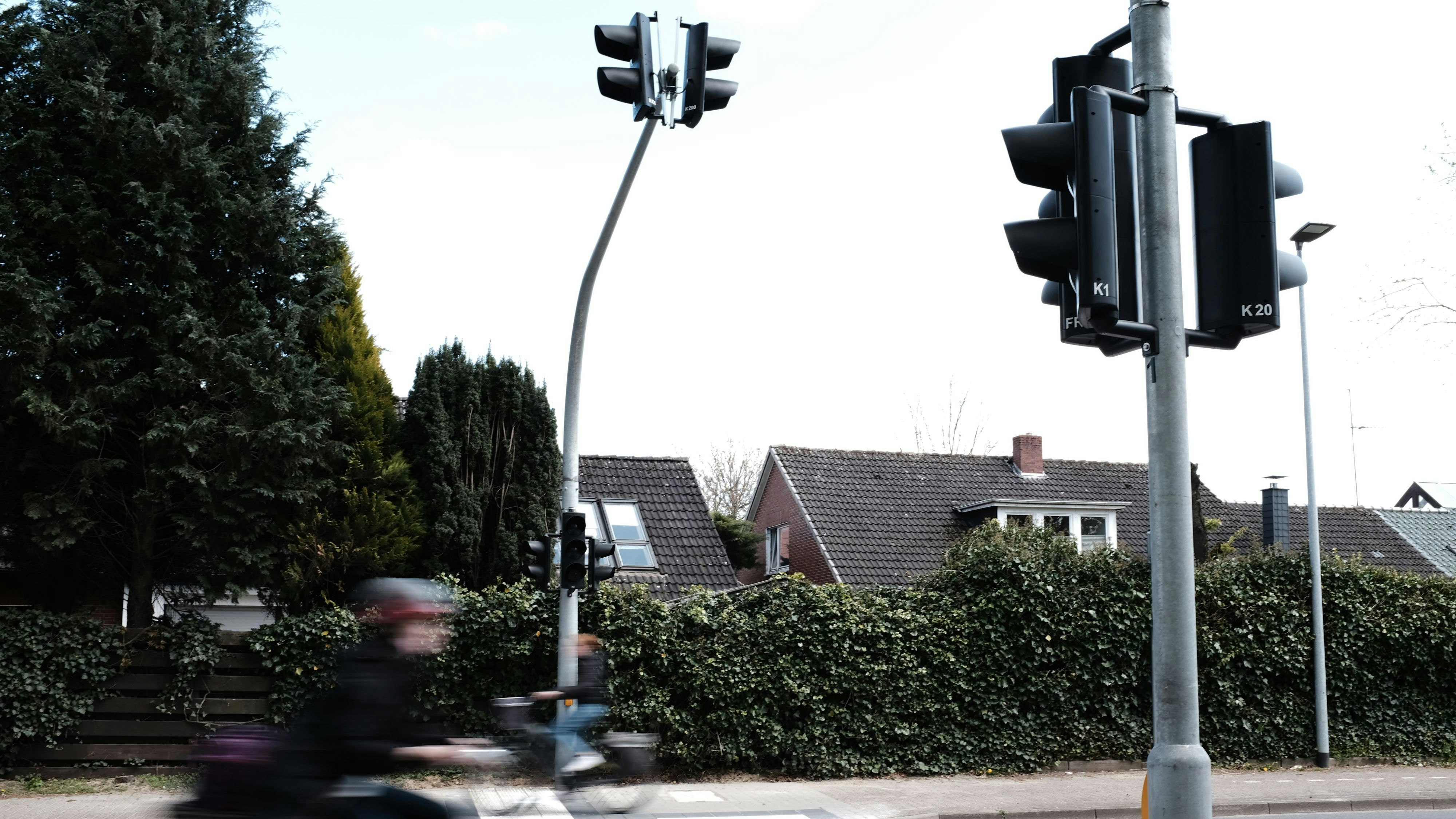 Radfahrer müssen rechts fahren: Die Ampel soll ihnen ermöglichen, die Straße sicher zu überqueren, um regelkonform den in Fahrtrichtung rechten Radweg zu nutzen.&nbsp; &nbsp;Foto: Niemeyer
