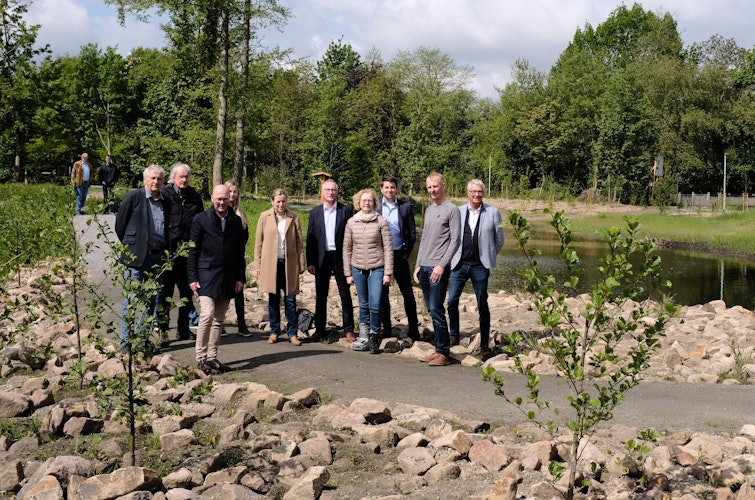 Bürgermeister Varnhorn (3. von links) eröffnete den Soestepolder gemeinsam mit Landschaftsarchitekt Aloys Meyer (2. von links) und Vertretern von Stadt, Kreis und Land. Foto: Niemeyer