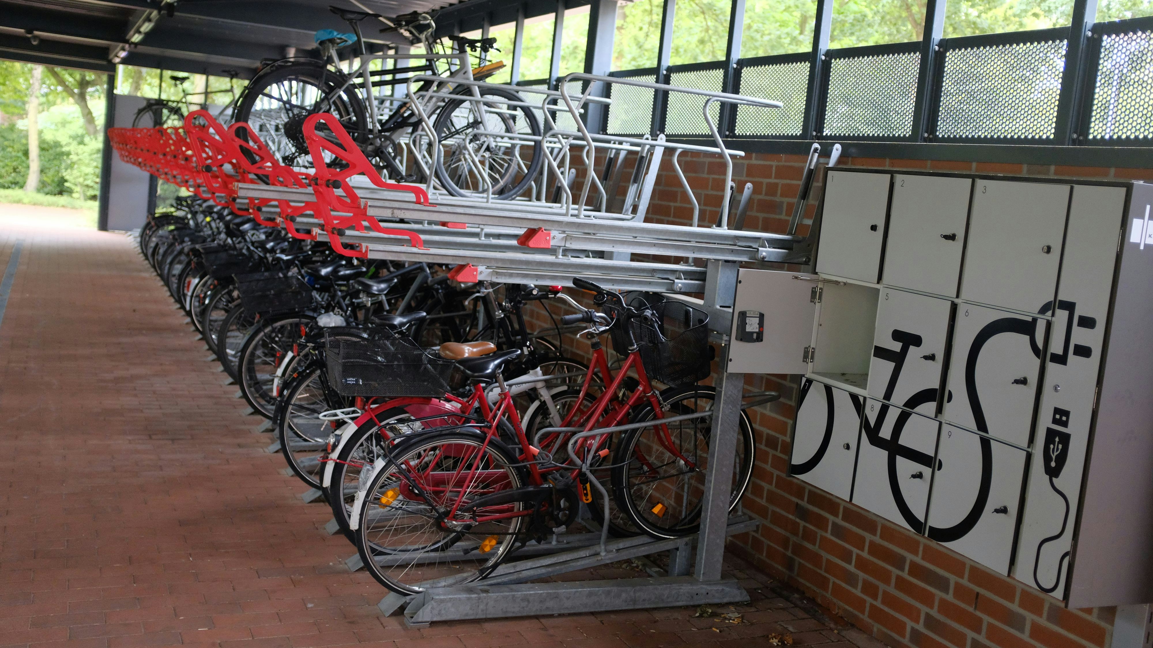 Schließfächer für leere Akkus: In der Radstation am Cloppenburger Kreishaus können E-Bike-Fahrer ihre Akkus aufladen. Foto: Niemeyer