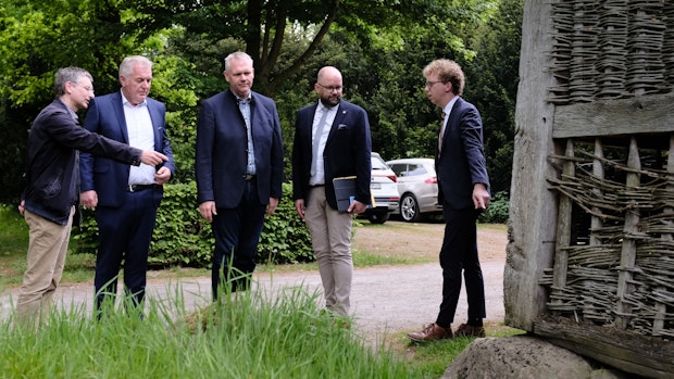 Minister Björn Thümler in Cloppenburg: Museumsdorf braucht mehr Geld vom Land