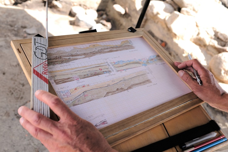 Präzise gezeichnet: Archäologe Ditmar-Trauth hat die Querschnitte des Bodens auf Papier festgehalten. Foto: Niemeyer