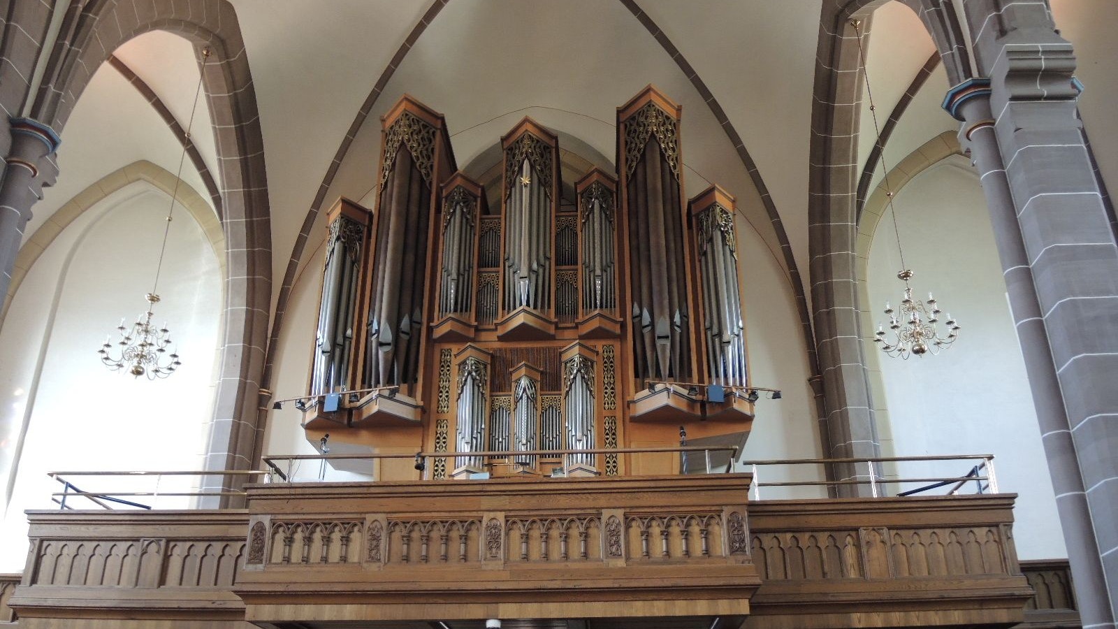 Die große Orgel in der St. Vitus-Kirche wurde vom Osnabrücker Orgelbauer Mathias Kreienbrink gebaut. Das Instrument hat 30 klingende Register mit 2196 Pfeifen und wurde am 23. Januar 1972 eingeweiht. Foto: Koopmeiners