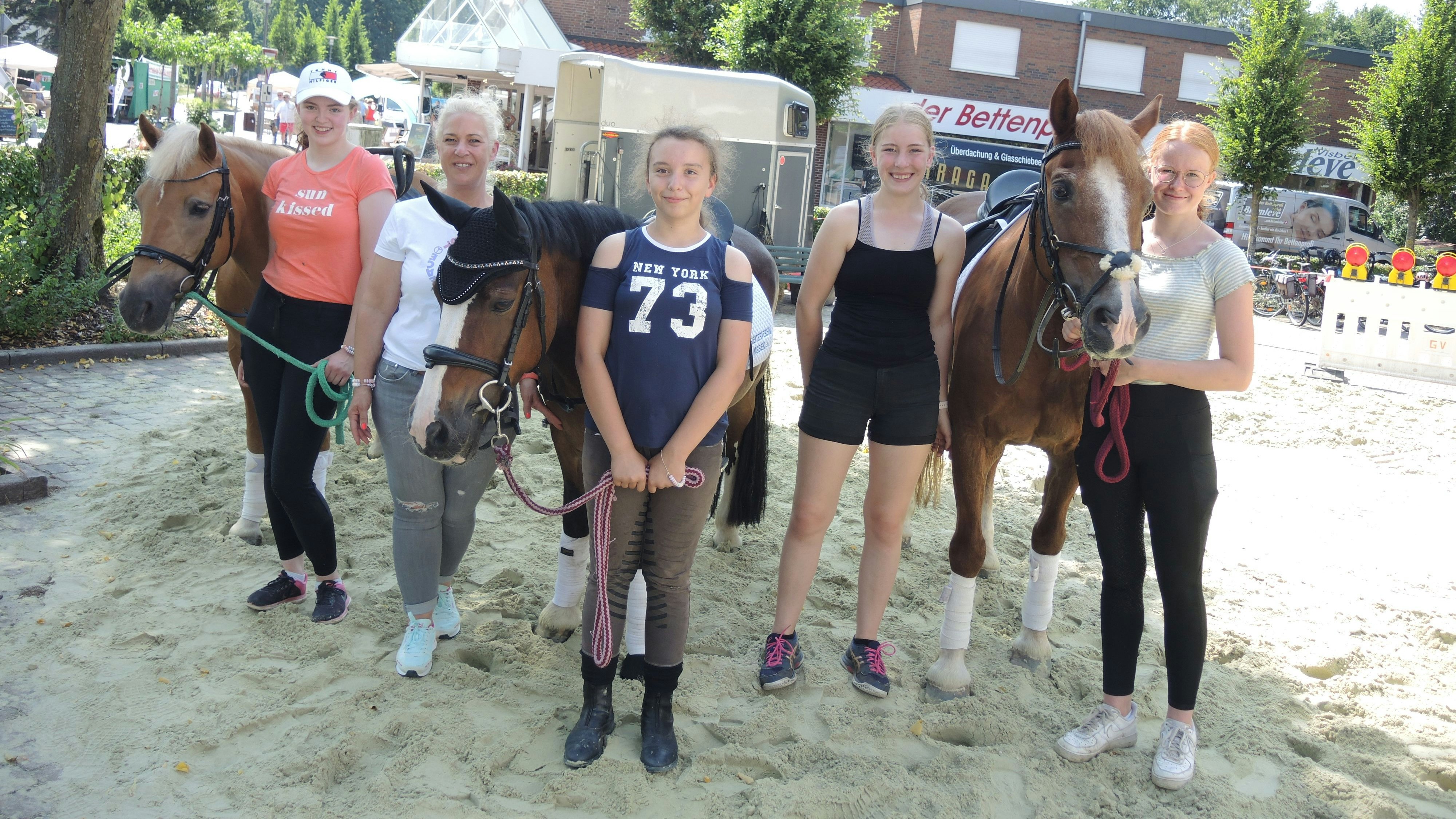 Sorgten für Spaß bei den jungen Gästen: (von links) Pony „Frieda“, geführt von Maren; Pony „Kinka“, geführt von Klara und Pony „Camelot“ geführt von Greta. Foto: Koopmeiners