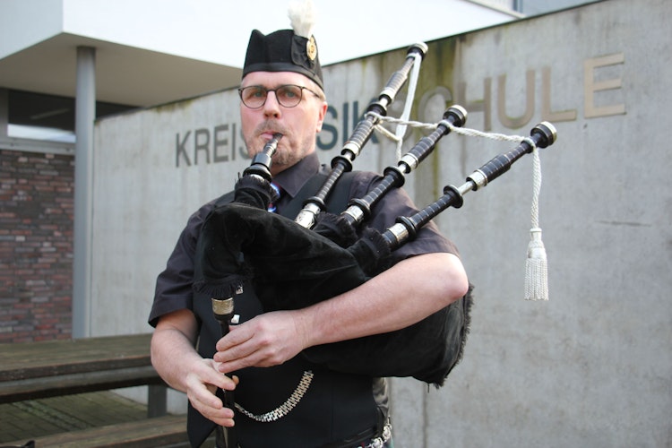 Christof Lienesch hat eine große Vorliebe für den Dudelsack. Schottische Musik und Kultur haben es ihm angetan. Foto: Speckmann