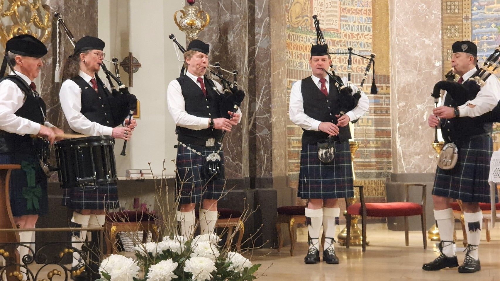 Spielten auch bekannte Hits während des Gottesdienstes: Die fünf Musiker der „Dersa Highlanders“ aus Damme.&nbsp; &nbsp;Foto: Kessens