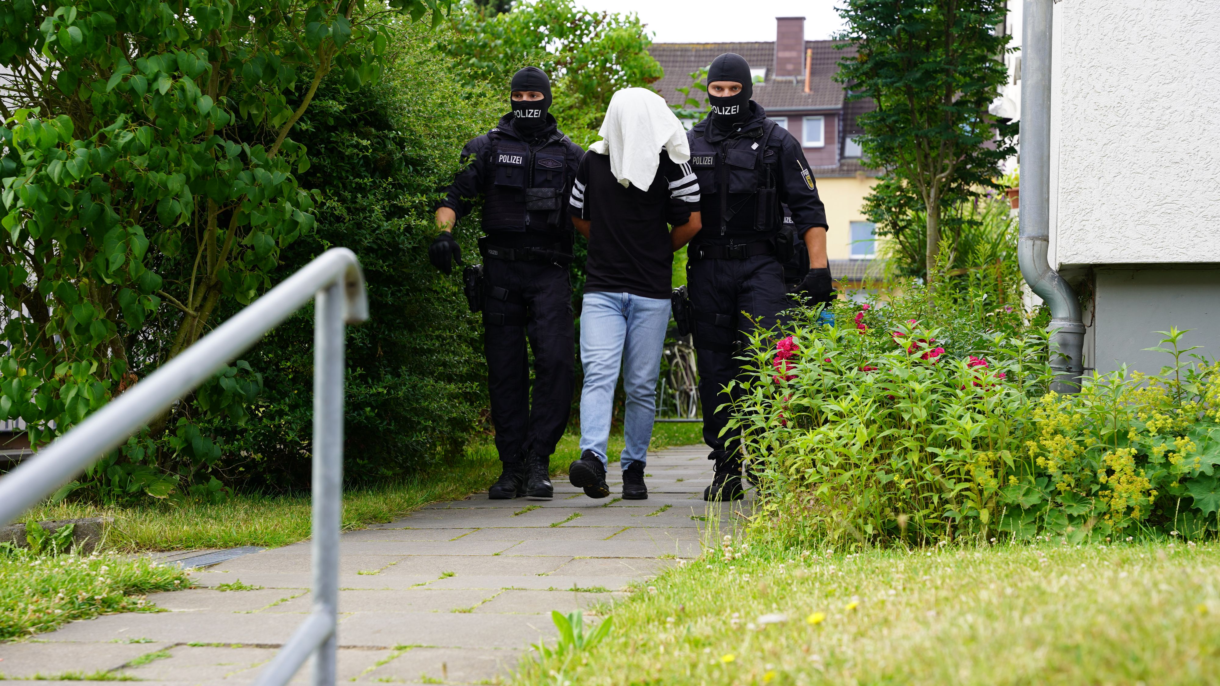 Ein Festgenommener wird von der Polizei in Osnabrück abgeführt. Foto: Festim Beqiri / Tv7news / dpa