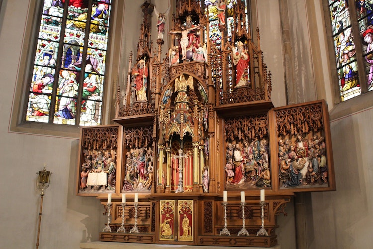 Der im Stil des Historismus gefertigte Hochaltar gehört zur originalen Einrichtung der 1907 im Stile der Neugotik gebauten Pfarrkirche. Besonders schön sind die Chorfenster mit ihren kräftigen Farben.