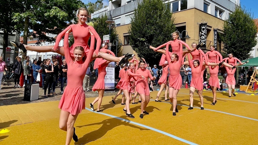Moin Vechta will die Attraktivität der Innenstadt mit weiteren Aktionen fördern. Beim jüngsten verkaufsoffenen Sonntag haben die akrobatischen Tänzerinnen von In Motion für Leben auf dem Europaplatz gesorgt. Foto: M. Niehues