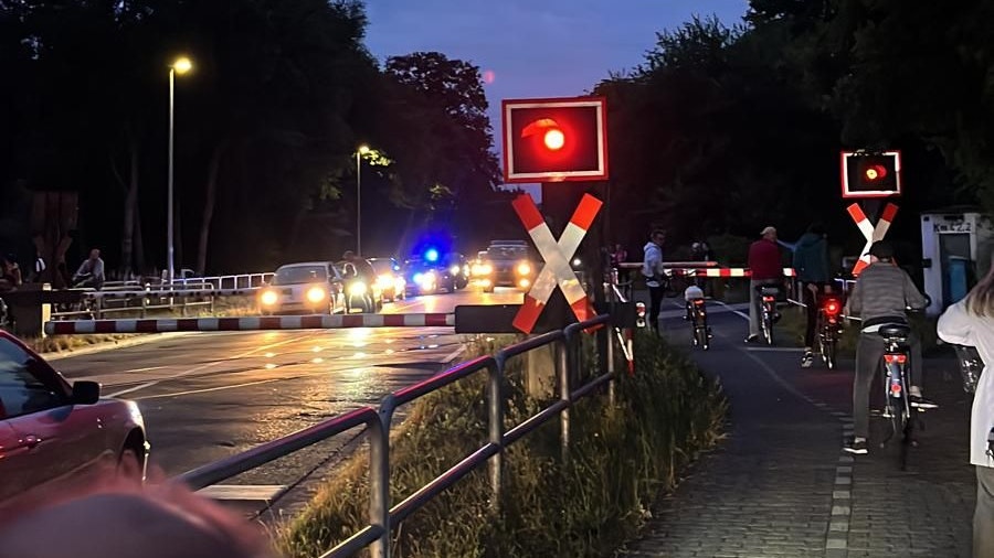 Situation am Freitagabend: Vor den Bahnschranken an der Sevelter Straße staut sich der Verkehr. Foto: Frings