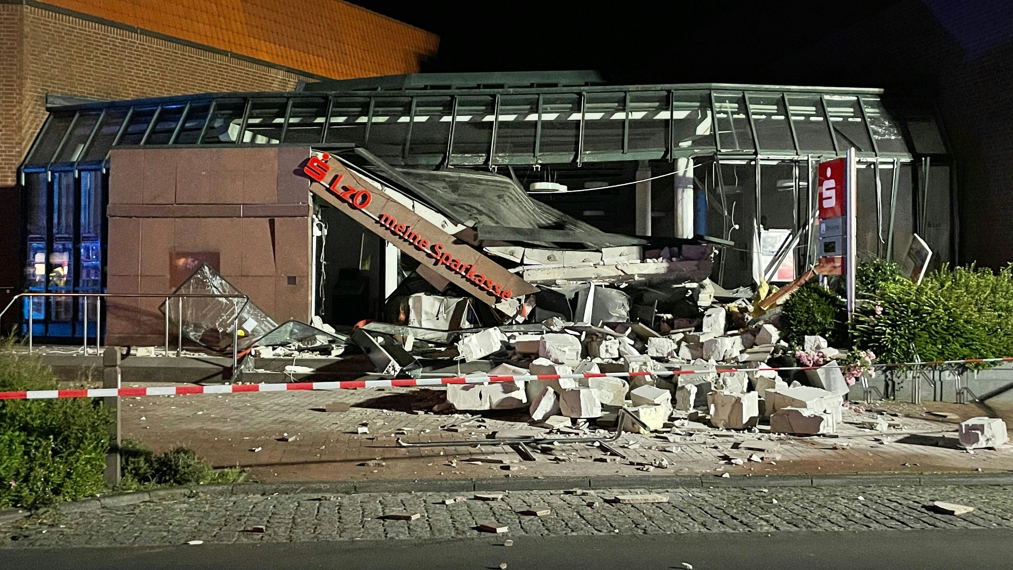 Der Eingangsbereich einer Bank ist nach einer Sprengung zerstört. In Edewecht (Landkreis Ammerland) haben unbekannte Täter in der Nacht von Dienstag auf Mittwoch Geldautomaten gesprengt. Foto: dpa/Andre van Elten