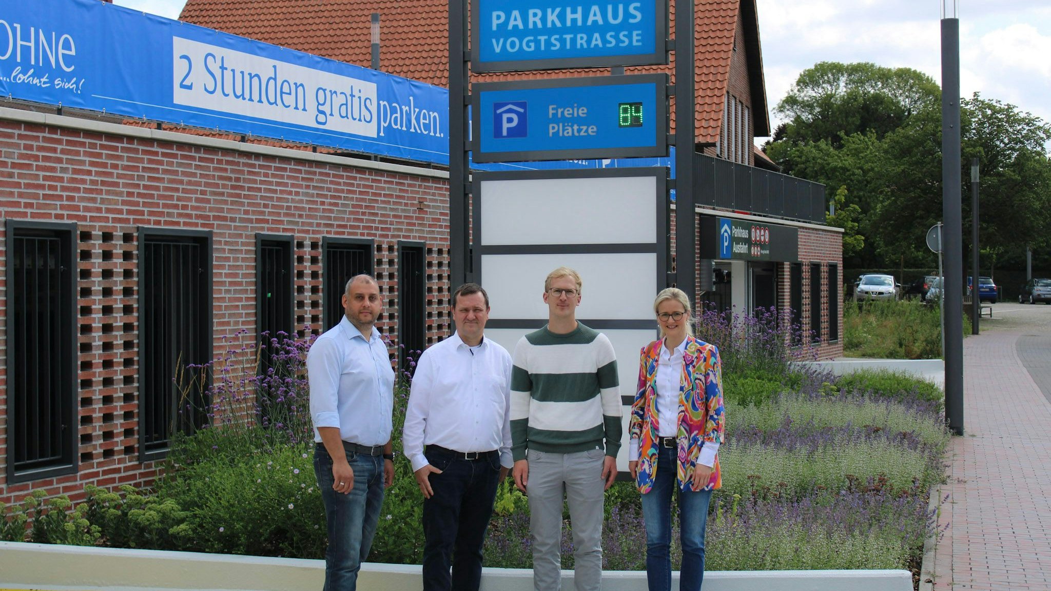 Freuen sich auf die parkenden Gäste: (von links) Sergej Garrecht (Bauingenieur), Ralf Blömer (Bauamtsleiter), Ralf Nyhuis (Firma Nyhuis) und Dr. Henrike Voet (Bürgermeisterin). Foto: Kemnade