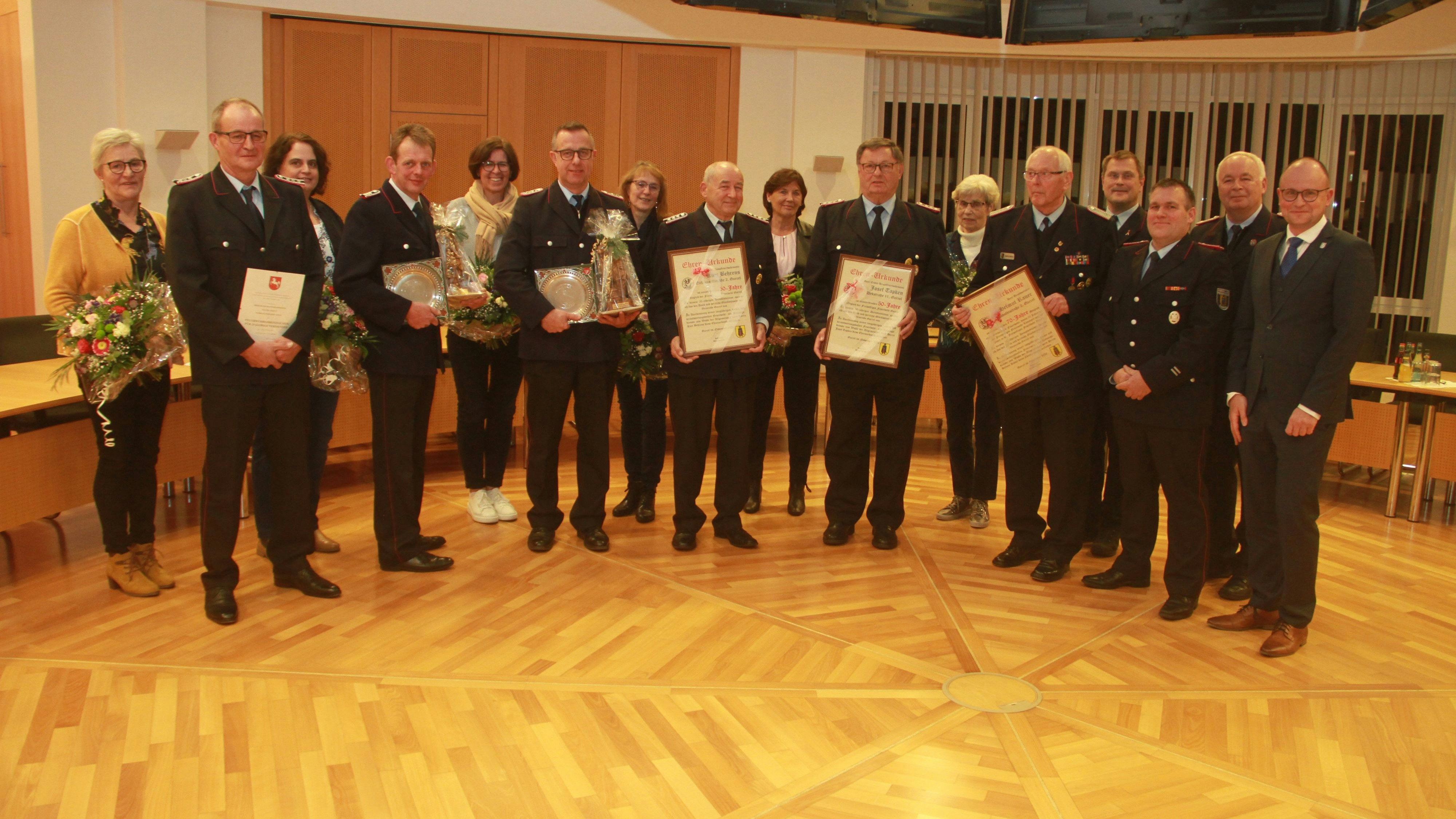 Im Garreler Rathaus wurden langjährige Mitglieder der Freiwilligen Feuerwehr ausgezeichnet. Helmut Rauer (5. von links) wurde für 70 Jahre Zugehörigkeit zur Wehr gewürdigt. Foto: Feuerwehr