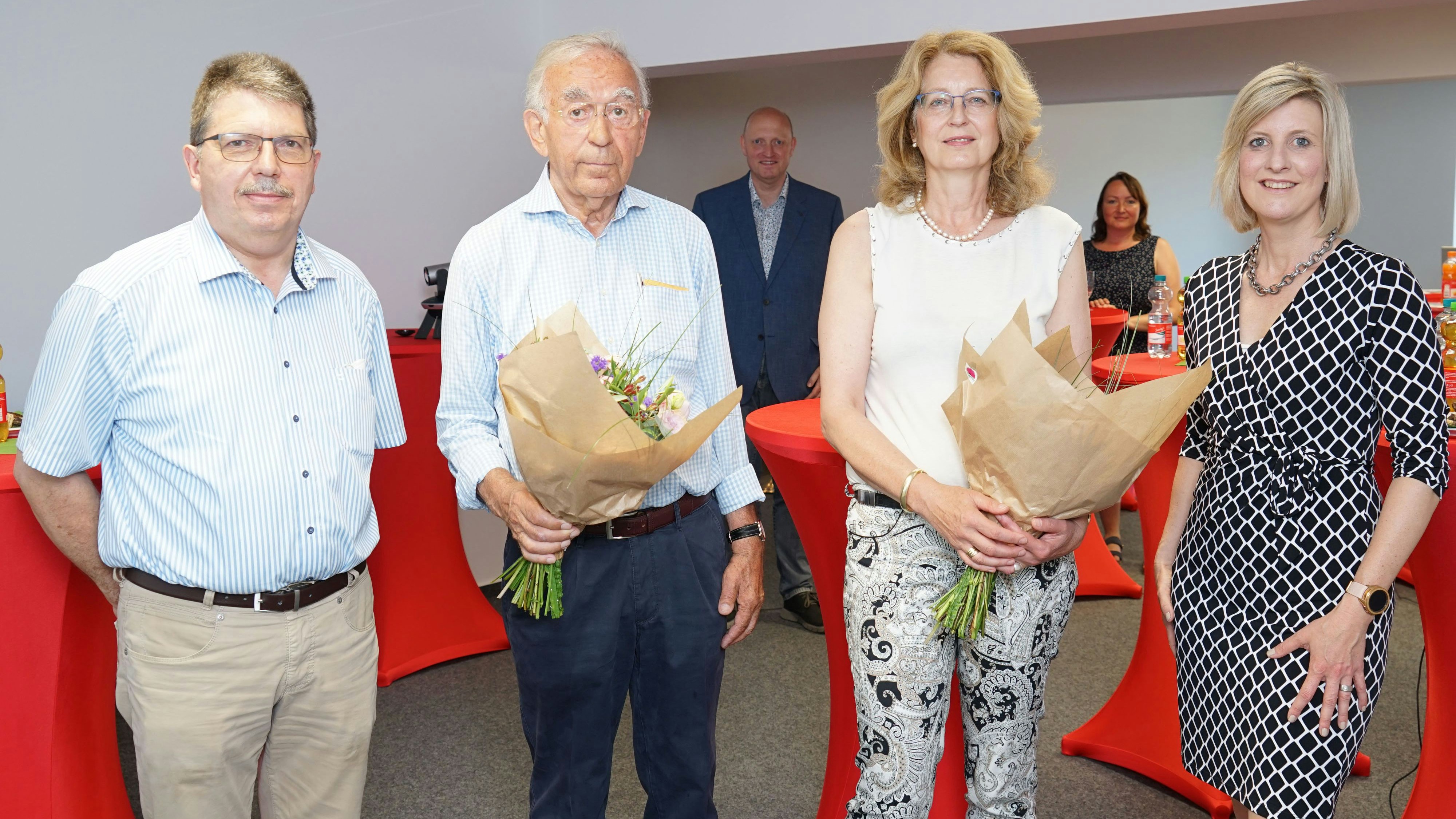 Geschafft: Tina Heliosch (rechts) und Dieter Müller (links) bedankten sich bei Edith Hemmen-Glup und Ewald Vagelpohl für den Ausbau der Dienststelle in Friesoythe. Foto: Halbsguth